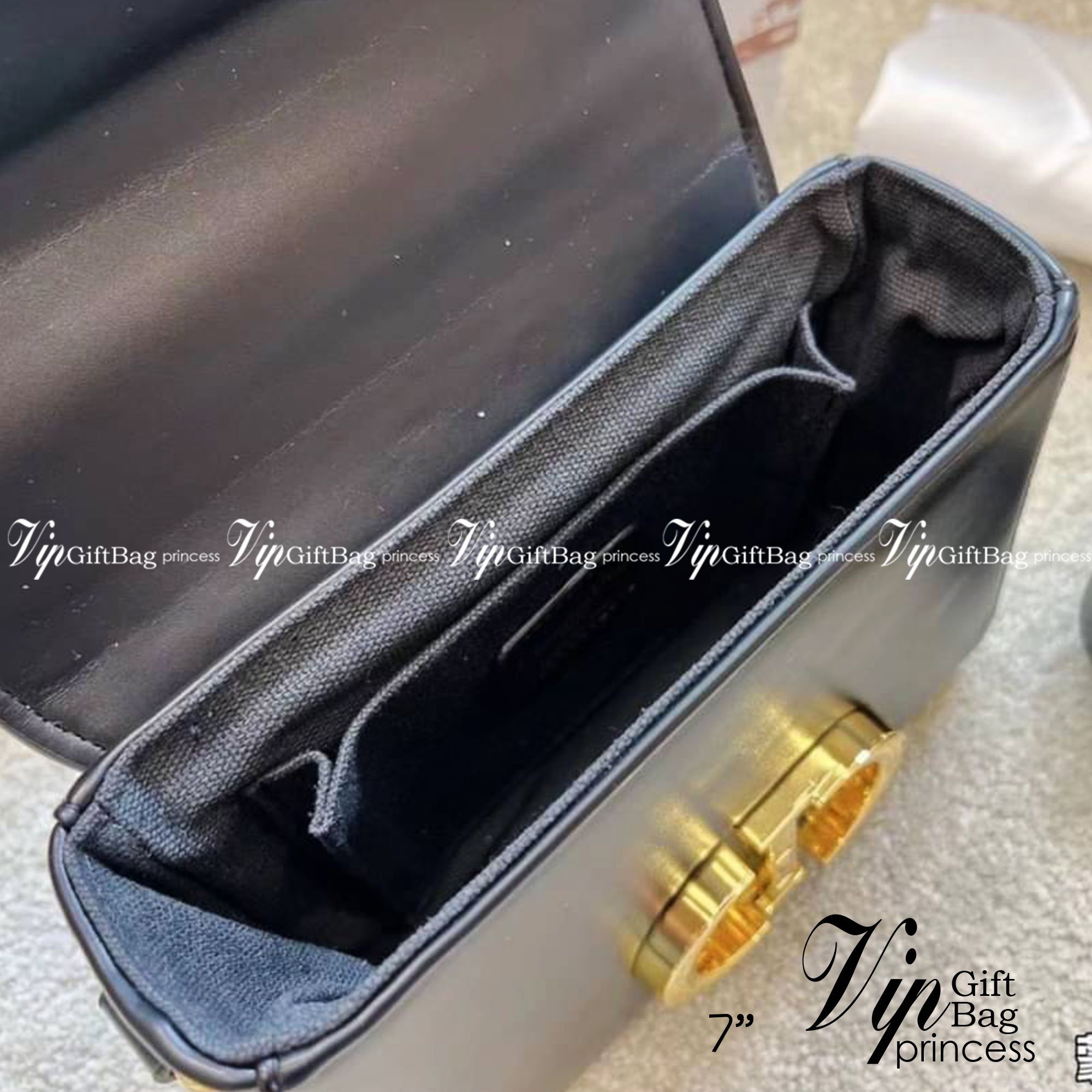 Dior 30 Montaigne Box Bag 7" / DIOR MINI BAG กระเป๋าสะพายดิออร์ เอกลักษณ์ของความหรู ไซส์มินิทรงสี่เหลี่ยมหนังเรียบสวยหรูอยู่ทรงเปิดปิดด้วยฝาปิดโลโก้แบรนด์อะไหล่ทอง ภายในโล่งมีโลโก้สามารถใส่มือถือของใช้จุกจิกได้ สายสะพายหนังยาวถอดได้ปรับระดับได้ สามาร