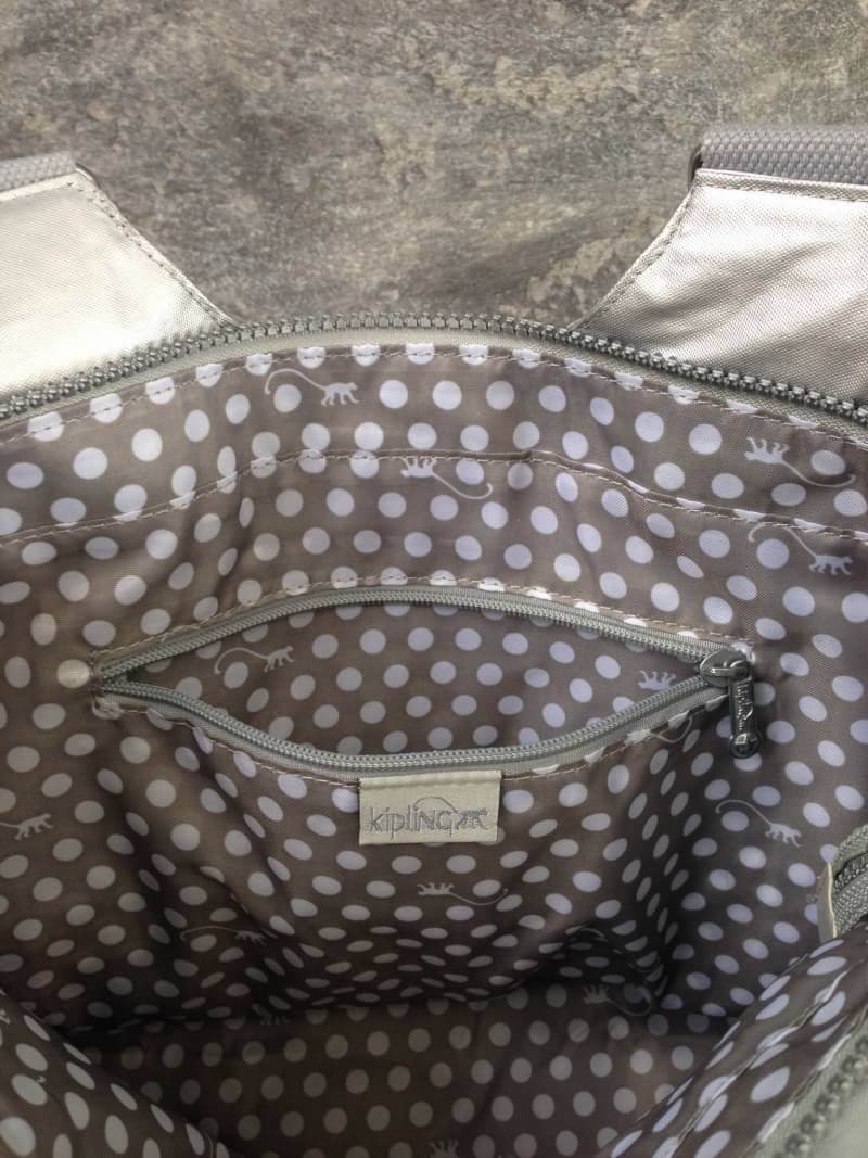 Kipling รุ่น Cicele กระเป๋าสะพายไหล่ใบใหญ่ สวยน่ารัก ตัวกระเป๋าด้านในเป็นช่องโล่งแบบปิดเปิดด้วยซิป มีช่องซิปด้านใน ด้านข้างกระเป๋า มี 2 ช่อง ปิดเปิด ด้วยเทป พร้อมที่ใส่โทรศัพท์ ปากกา และ MP 3 ในส่วนด้านใน และ ด้านข้างกระเป๋า ซ้าย-ขวา เป็นช่องขนาดเล็กสำหรั