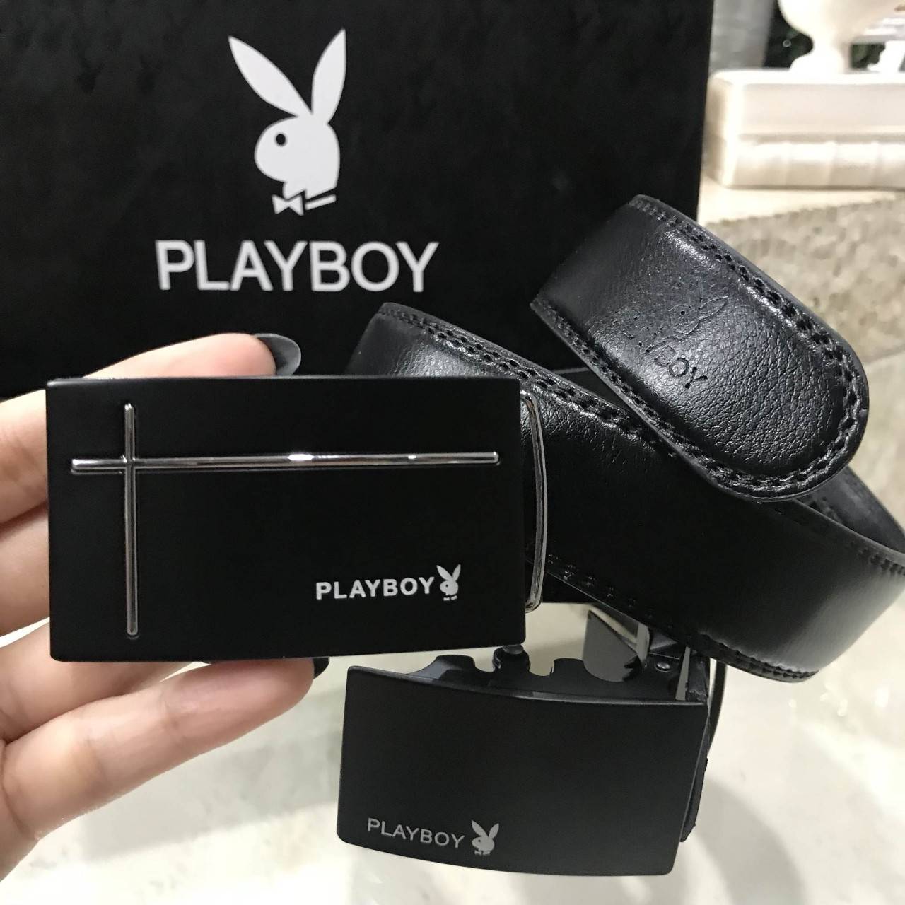 PLAYBOY REVERSIBER BELT VALUE PACK Value set & 2 in 1! Limited Edition จาก Playboy มีหัวเข็มขัดให้เลือกใช้ถึง 2 แบบ 2อสไตล์ สลับใช้ได้ ตามความเหมาะสม ปรับได้ Freesize มาพร้อมกล่องแบรนด์ จะใช้เองหรือมอบเป็นของขวัญก็แนะนำค่ะ