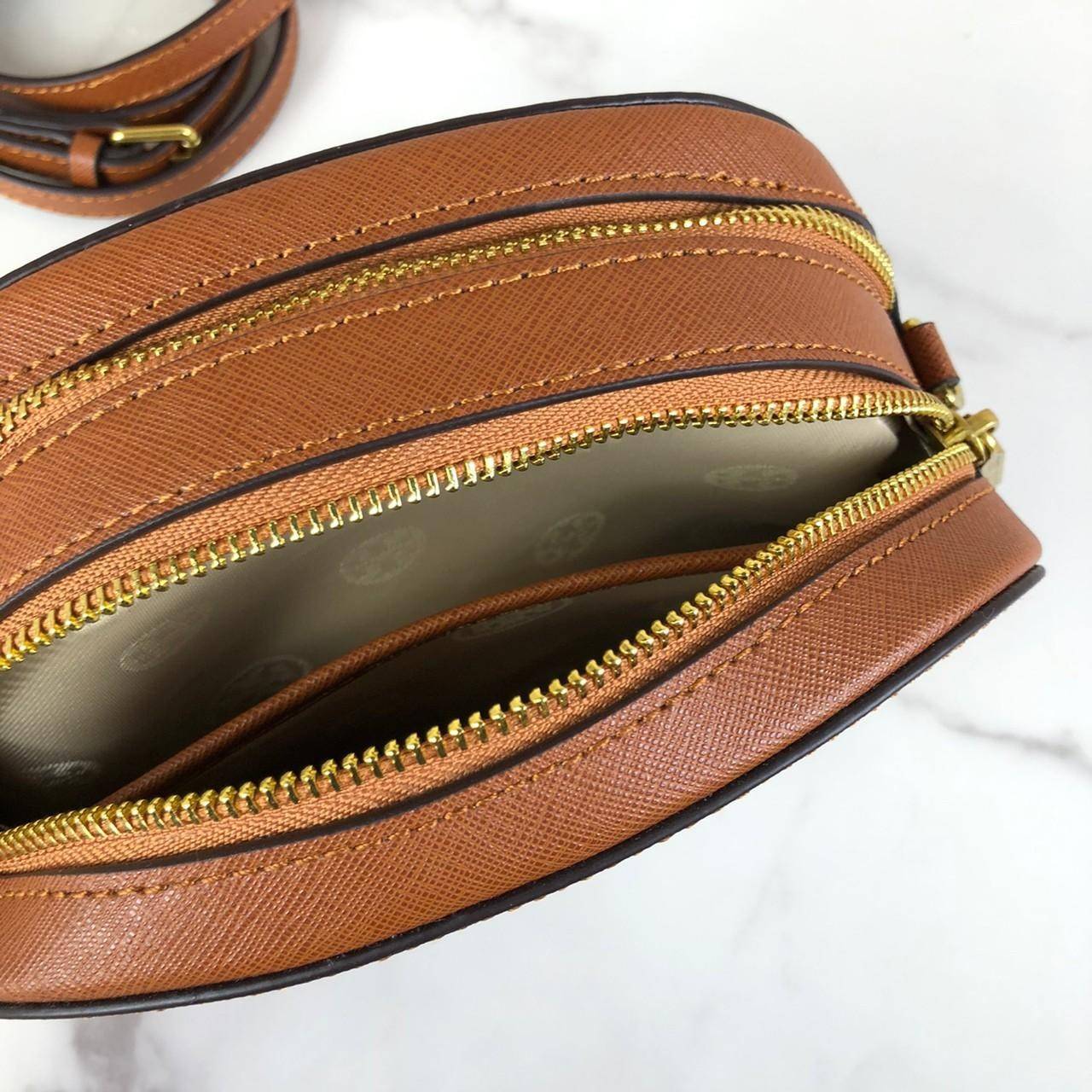 กระเป๋าสะพาย TORY BURCH ด้านบนแบ่งเป็น 2 ช่อง เปิด - ปิดกระเป๋าด้วยซิป ด้านในมีช่องซิป 1 ช่อง และช่องใส่ของ 1 ช่อง ด้านหลังมีช่องใส่ของ 1 ช่อง มาพร้อมสายสะพายยาว สามารถถอดและปรับได้ 3 ระดับค่ะ