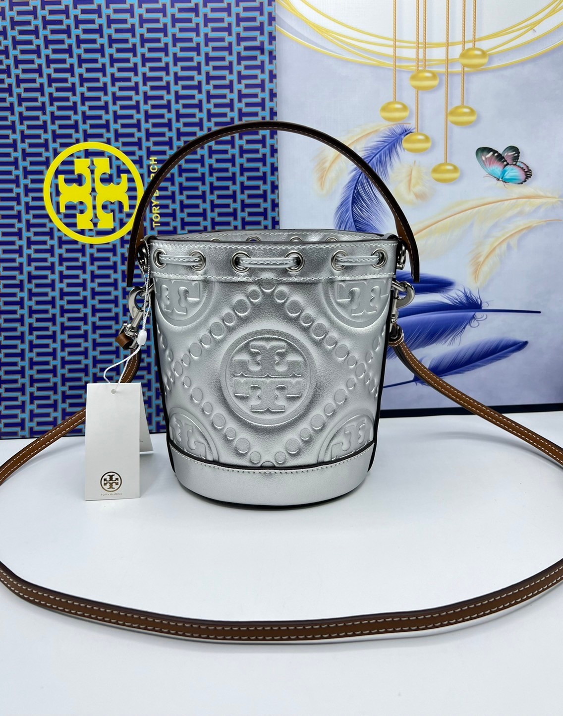 6 สี Tory Burch Puffy Mini / Tory burch T Monogram Puffy Patent Mini Bucket Bag / Tory Bucket Bag กระเป๋าบัคเกต size เล็ก โดดเด่นด้วยโลโก้ตัวนูนปั๊มด้านหน้า