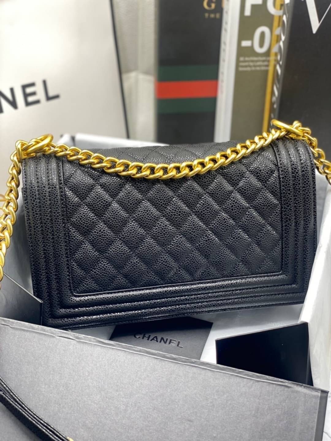 หนังแท้ CHANEL BOY 10" หนังคาเวียร์ อะไหล่เงิน/ทอง พร้อมส่งที่ไทย หนังลูกวัวแท้ อะไหล่โลหะสีรูทีเนียม สวยคลาสสิกทุกยุคสมัย เกรดออริจินอล 1:1 ภาพสินค้าถ่ายจากงานขายจริง ใช้งานต่างประเทศได้