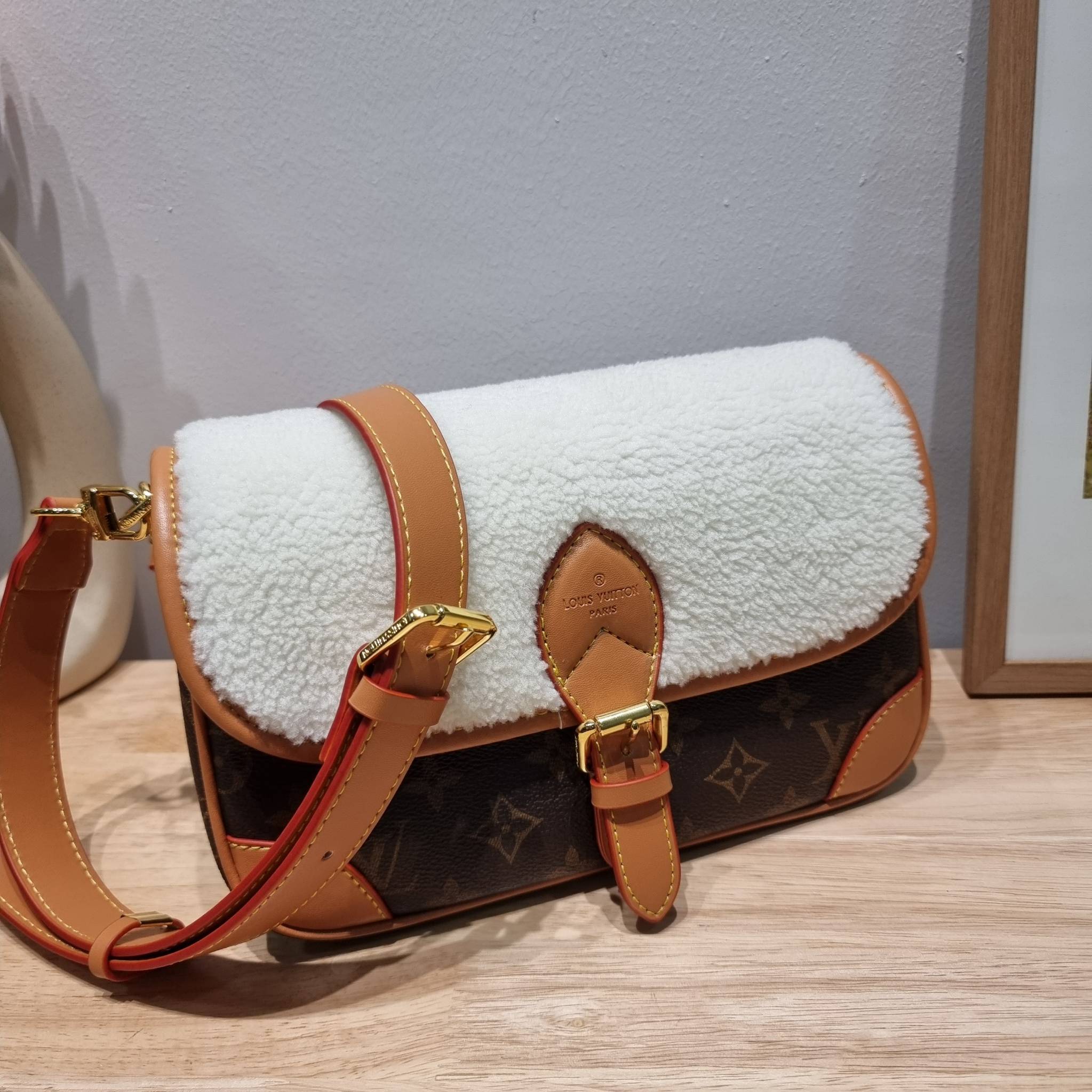 LV DIANE FLEECE BAG ใหม่กับรุ่นที่ทำมาจำนวนจำกัด ดีไซน์ต้อนรับอากาศเย็นๆช่วงส่งท้ายปี กับกระเป๋าสะพายทรงสวย ดีไซน์คลาสสิคซ่อนความหรู ด้วยการตกแต่งขนฟูนุ่ม วัสดุหนังแคนวาสตัดสลับหนังแท้ เปิด-ปิดกระเป๋าด้วยกระดุมแม่เหล็ก ภายในเป็นช่องโล่ง ใส่ของสำคัญได้ครบ