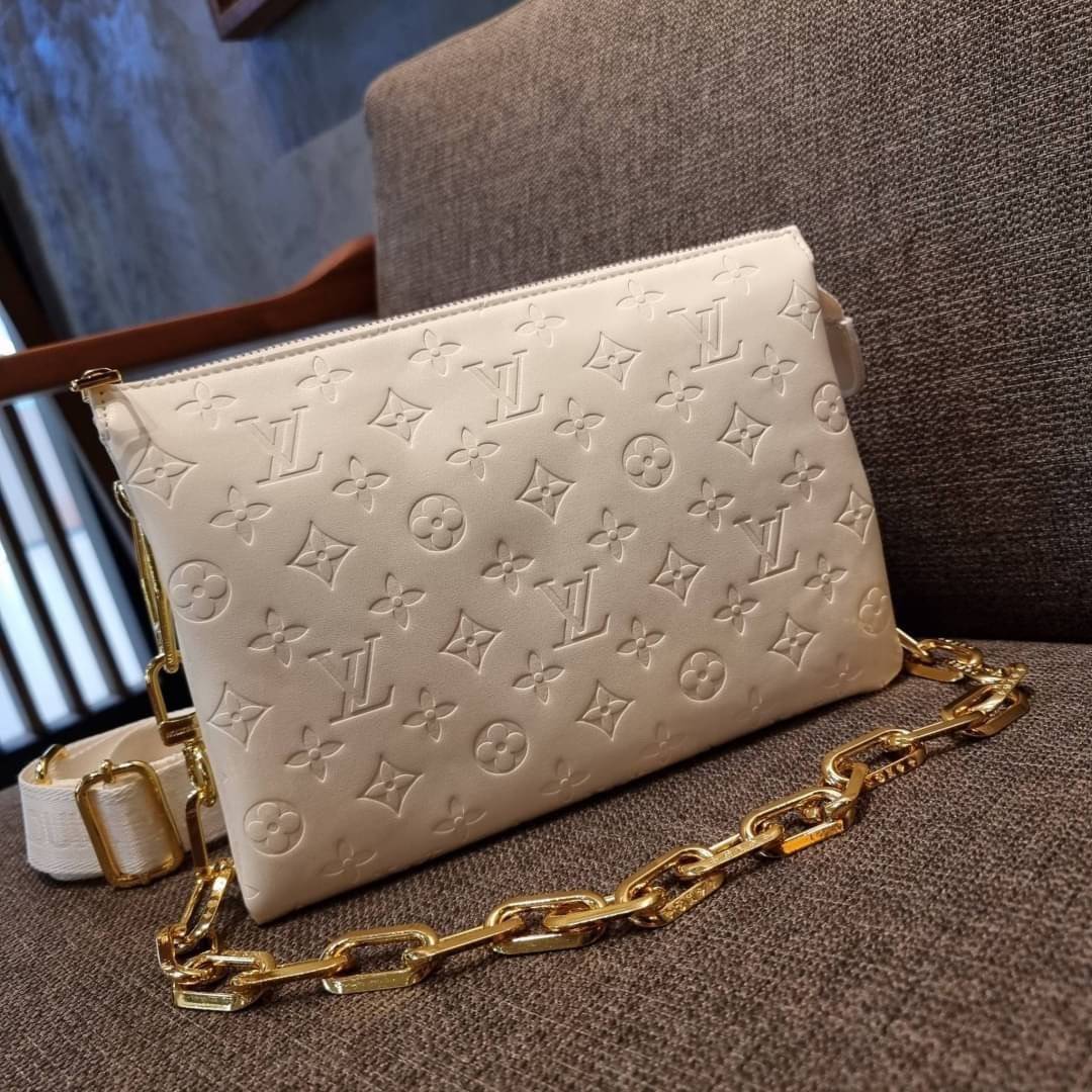 LV HANDLE POUCH MONOGRAM / LV Coussin กระเป๋าสะพายกึ่งคลัชท์ สุดล้ำ มาแรงมาก ด้วยความสวยปังตั้งแต่แรกเห็น วัสดุหนังแกะปั๊มลายสวยคม มาพร้อมสาย 2 เส้น เลิศๆ มีสายโซ่ที่มีดีเทลละเอียดไม่ซ้ำ และสายสปอร์ตครอสบอดี้ ที่จะคล้องไว้ทั้งสองเส้นก็ดีงาม หรือสลับใช้ตาม