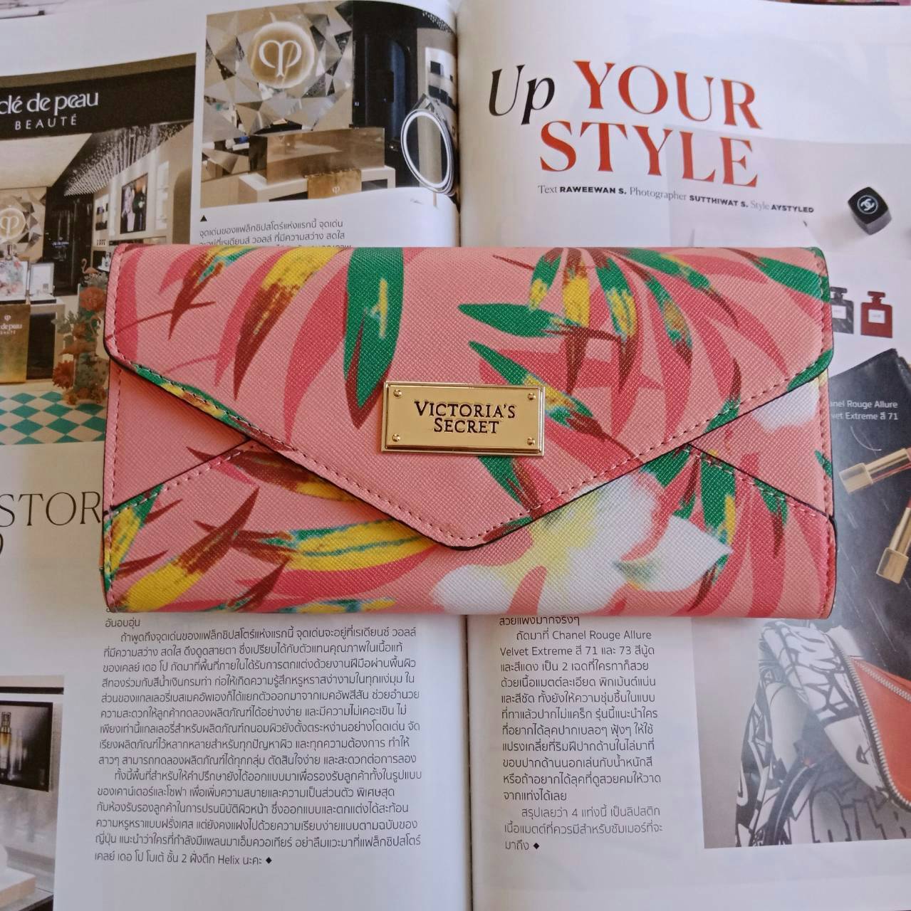 กระเป๋าสตางค์ลาย signature จากแบรนด์ฮิตอย่าง Victoria Secret โทนสีชมพู ขนาดกะทัดรัด เปิดปิดด้วยฝาพับกระดุม แบบสามตอน ด้านในมีช่องใส่ธนบัตรยาวได้ ใส่บัตรหลายช่อง แถมยังมีช่องซิปใหญ่อีกหนึ่งช่อง เพิ่มความเก๋ด้วยช่องใส่รูปตรงกลาง สวยครบจบทุกฟังค์ชั่น ให้เป็น