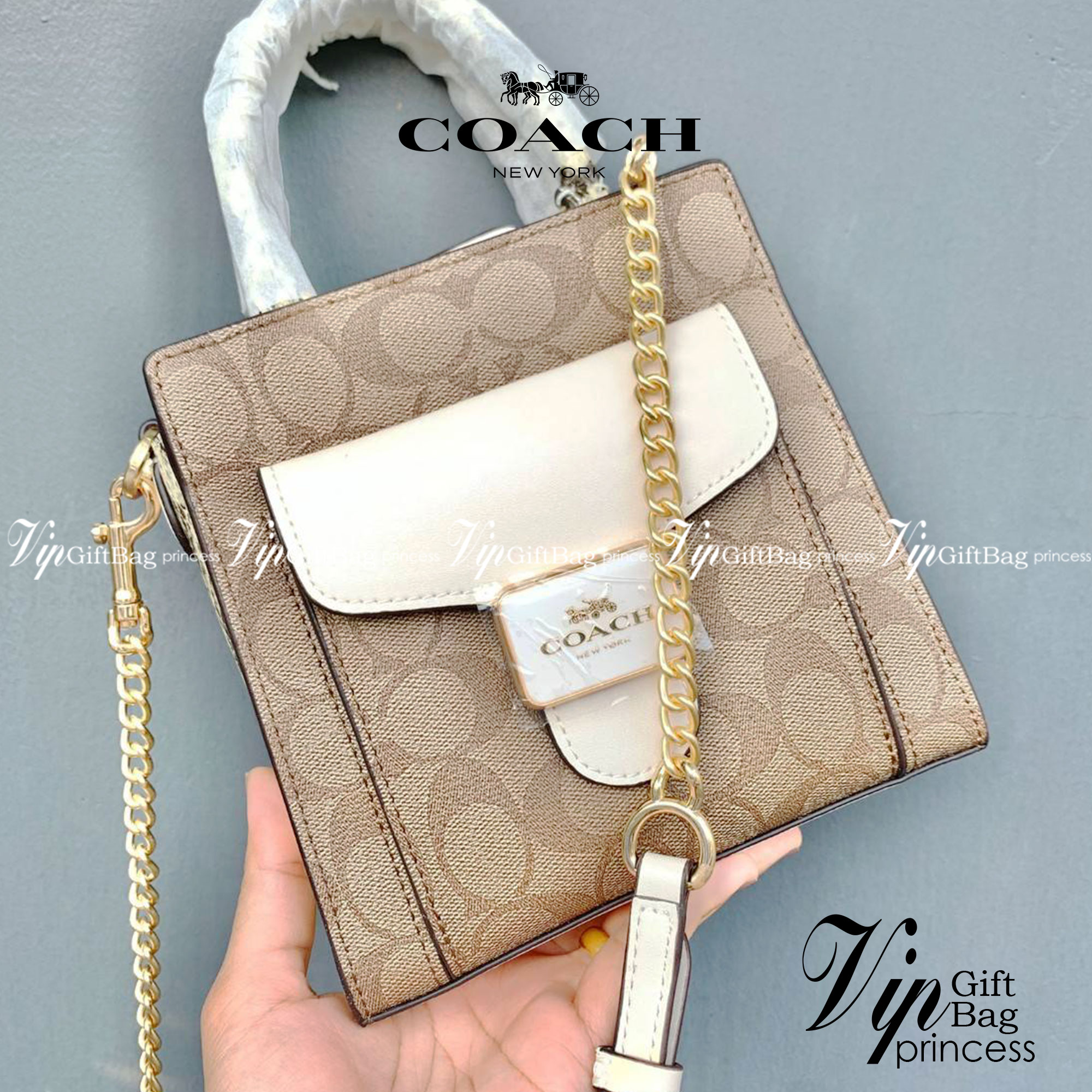 น้องเข้าใหม่ ไม่มีไม่ได้แล้ว ต้องรับไปดูแลเลยค่าา❤️ COACH MINI PEPPER CROSSBODY IN SIGNATURE ((C7227)) 📣พร้อมส่งที่ น้องใหม่ล่าสุดค่าา! กระเป๋าสะพายครอสบอดี้ร์ หรือหิ้วออกงานก็สวยไม่น้อยทีเดียวค่ะ หนังแท้นิ่มสวย หูหิ้วและด้านข้างกระเป๋าทำลา