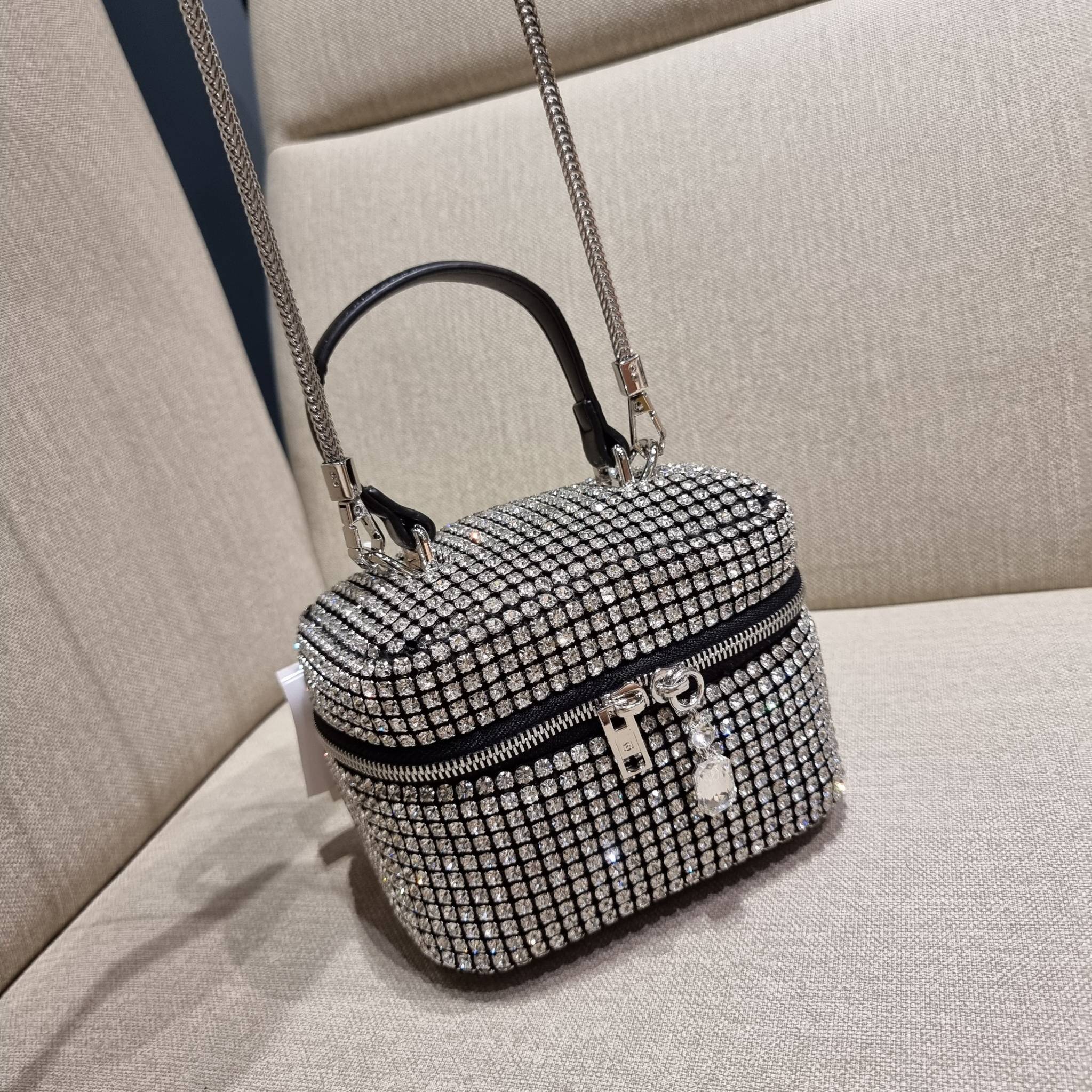 ALEXANDER WANG HEIRESS BOX BAG IN RHINESTONE MESH ใหม่ก่อนใคร กับไอเท็มสุดเอ็กซ์คลูซีฟ วีไอพีจากเคาน์เตอร์ กับกระเป๋าถือ/สะพายทรงกล่องตกแต่งพลอยเทียม หรูหรา โดดเด่น ดูแพง ด้วยการตัดเย็บเรียงร้อยลงบนตาข่ายเนื้อละเอียด ทำให้ดูดีมีราคางดงามมากๆ เปิด-ปิดด้วยซ