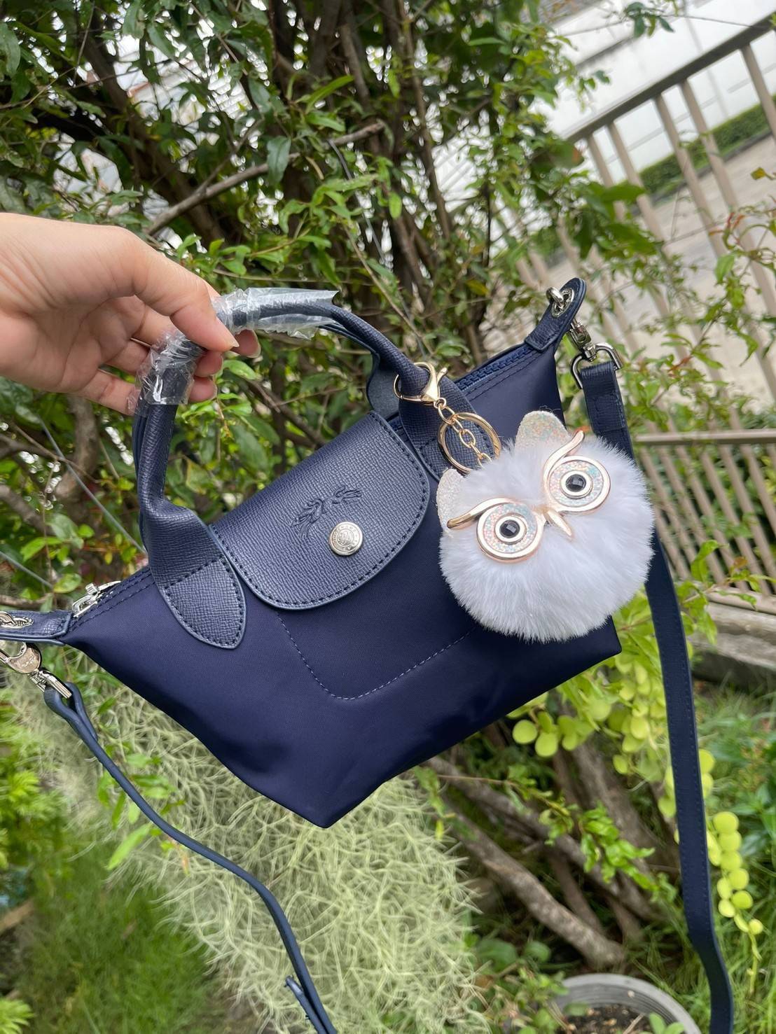 LONGCHAMP LE PLIAGE NÉO TOP HANDLE BAG XS คอลเลคชั่นสุดพิเศษจากลองฌอมป์ มีดีไซน์ที่เรียบหรูและคลาสสิก แฝงด้วยลูกเล่นแบบเฟมินีน แถมยังมีน้ำหนักเบาอย่างไม่น่าเชื่อ มาพร้อมกับหูจับกระเป๋าคู่และฝาปิดแบบกระดุม กระเป๋าถือใบนี้สามารถใช้ถือแบบทั่วไป มีสายสะพายถอด