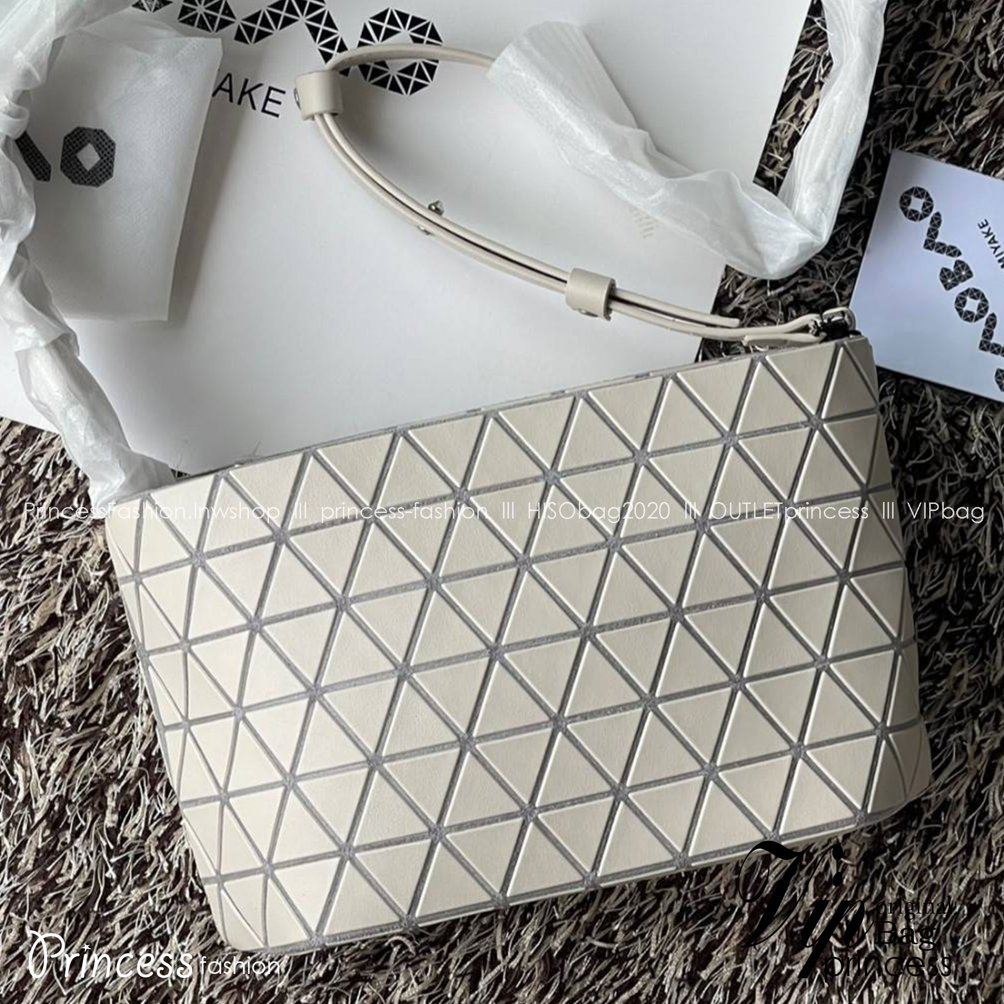 BAO BAO ISSEY MIYAKE Crystal Shoulder Bag งานดีไซน์ที่ดูเรียบง่ายทั้งรูปแบบการใช้งาน มีช่องเปิดปิดแบบซิปเพื่อให้คุณพกพาของมีค่าได้อย่างสบายใจป้องกันสิ่งของตกหล่น