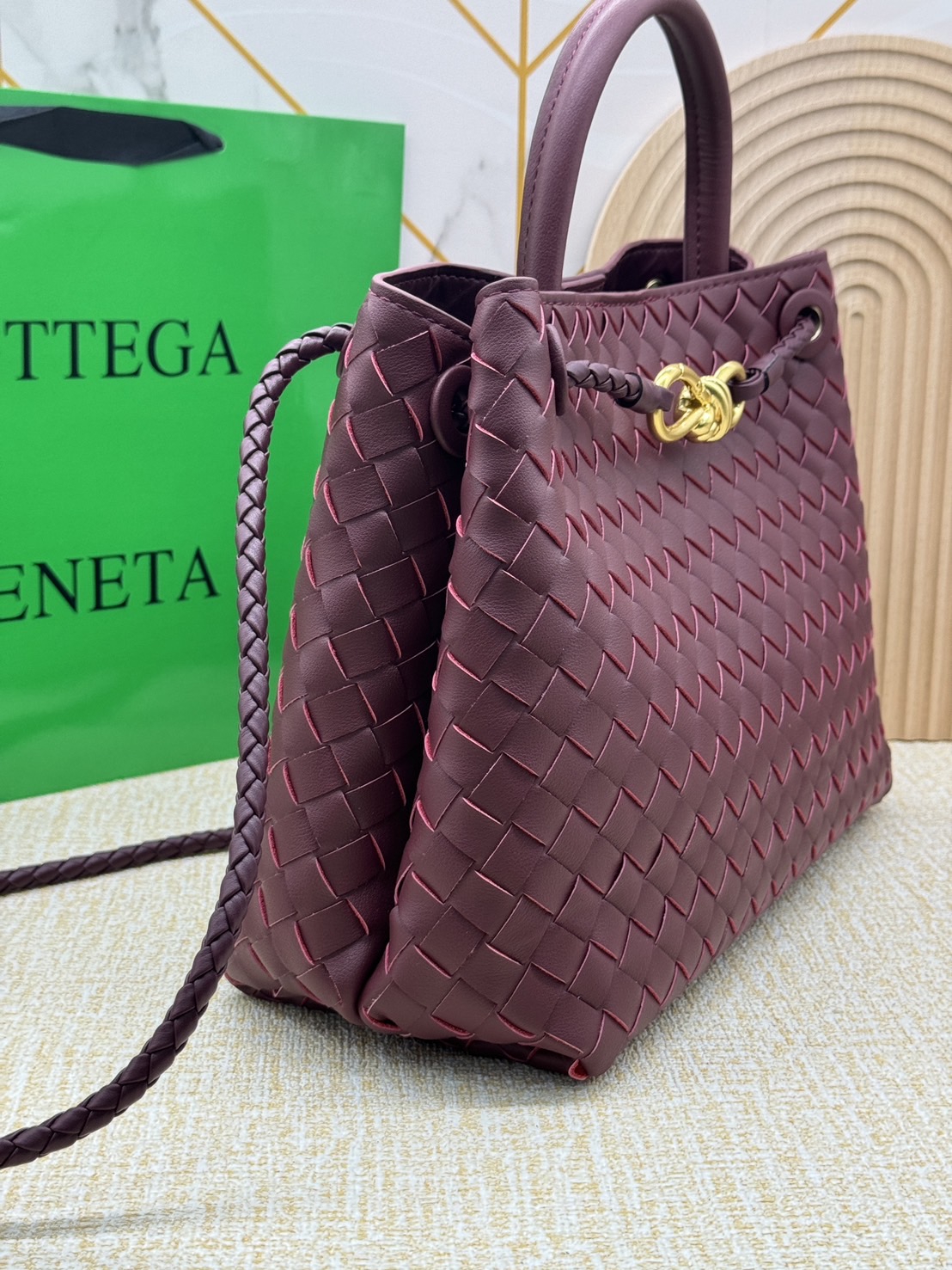 BOTTEGA Small Andiamo embellished intrecciato leather tote 28cm กระเป๋าสะพายดีไซส์สานเป็นเอกลักษณ์ หนัง nappa นิ่มสวยงาม