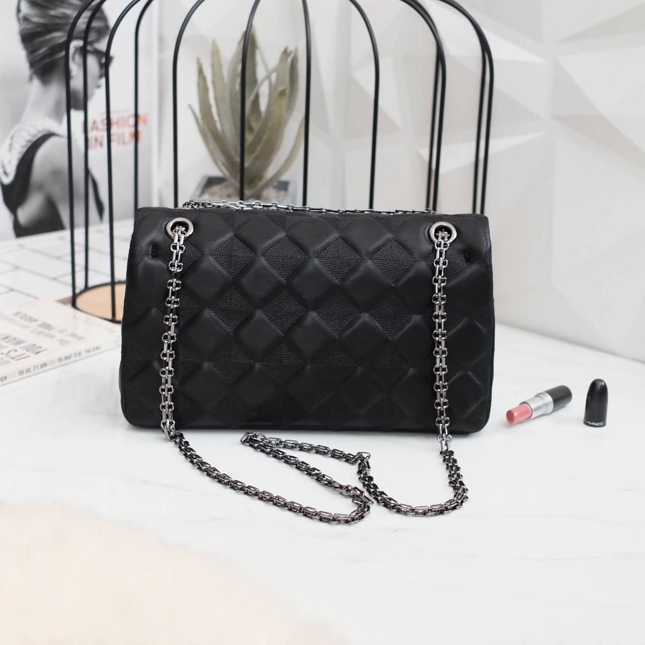 KEEP classic chain shoulder bag 👜 กระเป๋าทรงสวย คอลเลคชั่นใหม่ผลิตจากหนัง Microfiber สวย นิ่มมากๆ ทนทานกว่าเดิม !! ตัวกระเป๋าขนาดกำลังดี เย็บลายเเบบ Hand crafty สวย มีสไตล์สามารถใส่ กระเป๋าตังค์ยาว มือถือได้คะ สายโซ่อะไหล่ เทาดำ ดูคลาสสิคมาก ปรับไ