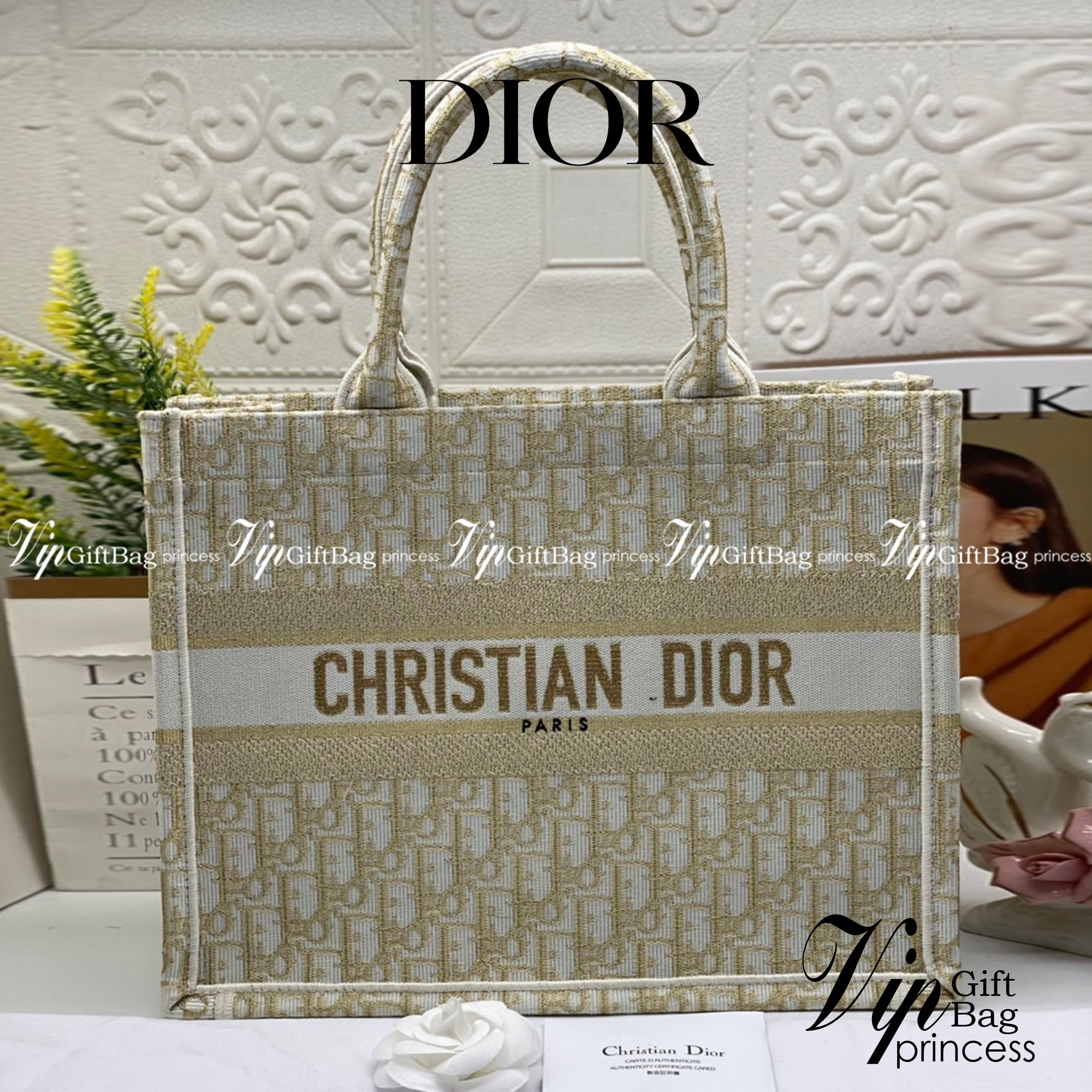 CHRISTIAN MEDIUM DIOR BOOK TOTE เอกลักษณ์ของความหรู เป็นทางช็อปปิ้งBag ที่ต้องมี ภายในโล่งกว้างมาก ใส่ของแบบแน่นๆ จุๆไปได้เลย น้ำหนักเบาสบาย งานออริปักขึ้นรูปสวยมาก มี code stamp พร้อมส่งที่ไทย ภาพสินค้าถ่ายจากงานขายจริง ใช้งานต่างประเทศได้ค่ะ