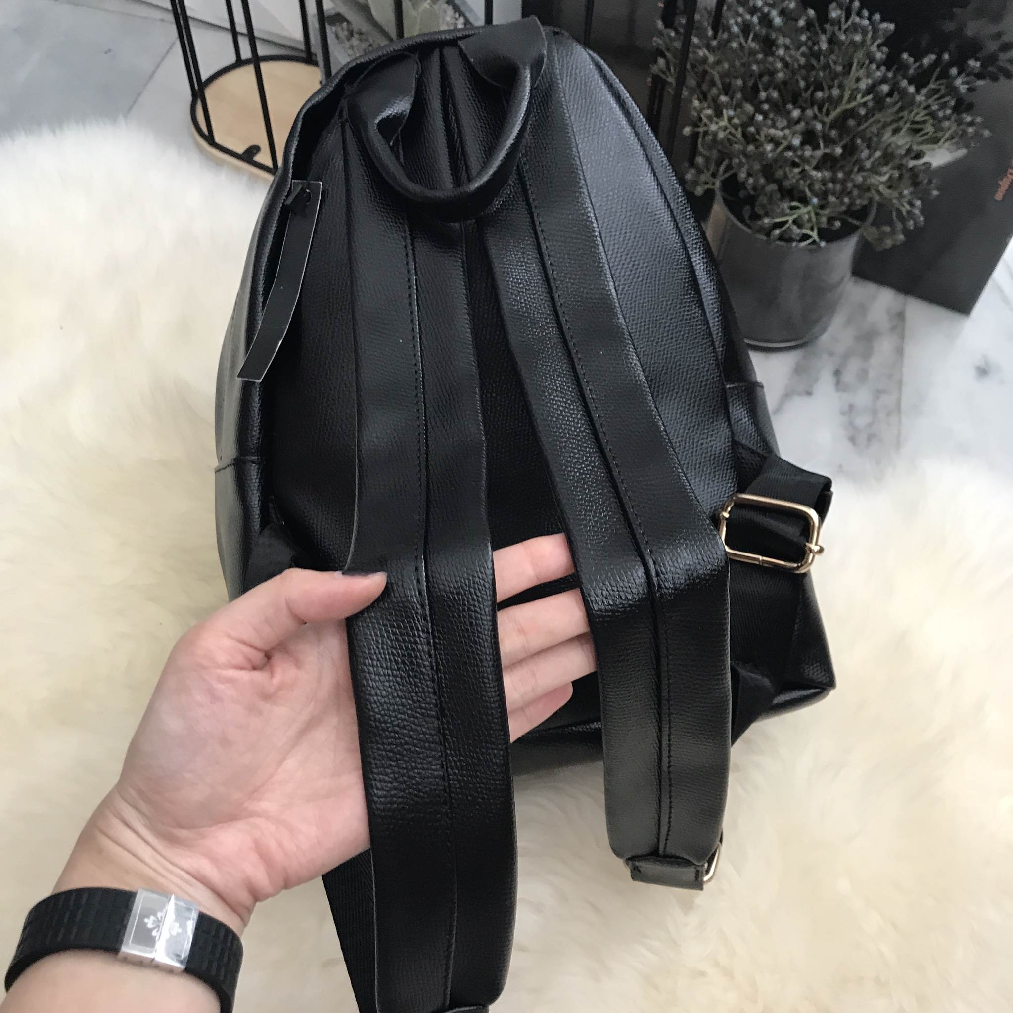 ใหม่ล่าสุด เป้ทรงสวย จากแบรนด์ Massimo dutti ตัวกระเป๋าหนัง มีช่องเก็บของได้เป็นสัดส่วน เหมาะกับสาวๆ ที่ของเยอะใบนี้ ใบเดียวจุคุ้มคะ **เลิศมากคะ ใช้เดินทาง หรือ เที่ยวได้อย่างสบายใจ หายห่วงค่า **ใบนี้แนะนะเลยไม่มีไม่ได้แล้ว