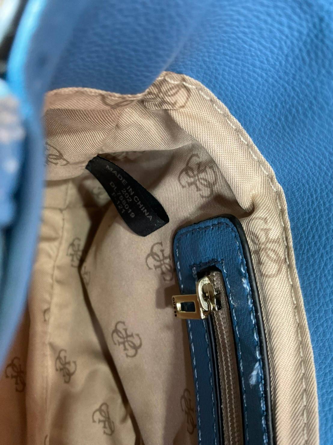 ราคาปังปิ๊นาศ (!!) มากแม่ 💕 GUESS Candace Top Handle Flap Bag กระเป๋าสะพาย Crossbody / คล้องแขน ถือออกงานได้ ทรงน่ารัก จากแบรนด์ GUESS สวยอยู่ทรง ขนาดกำลังดี น้ำหนักเบา ด้านหน้ามีโลโก้แบรนด์อะไหล่ทอง มีอะไหล่โซ่ห้อยด้านหน้าสามารถคล้องแขนและถือได้ 