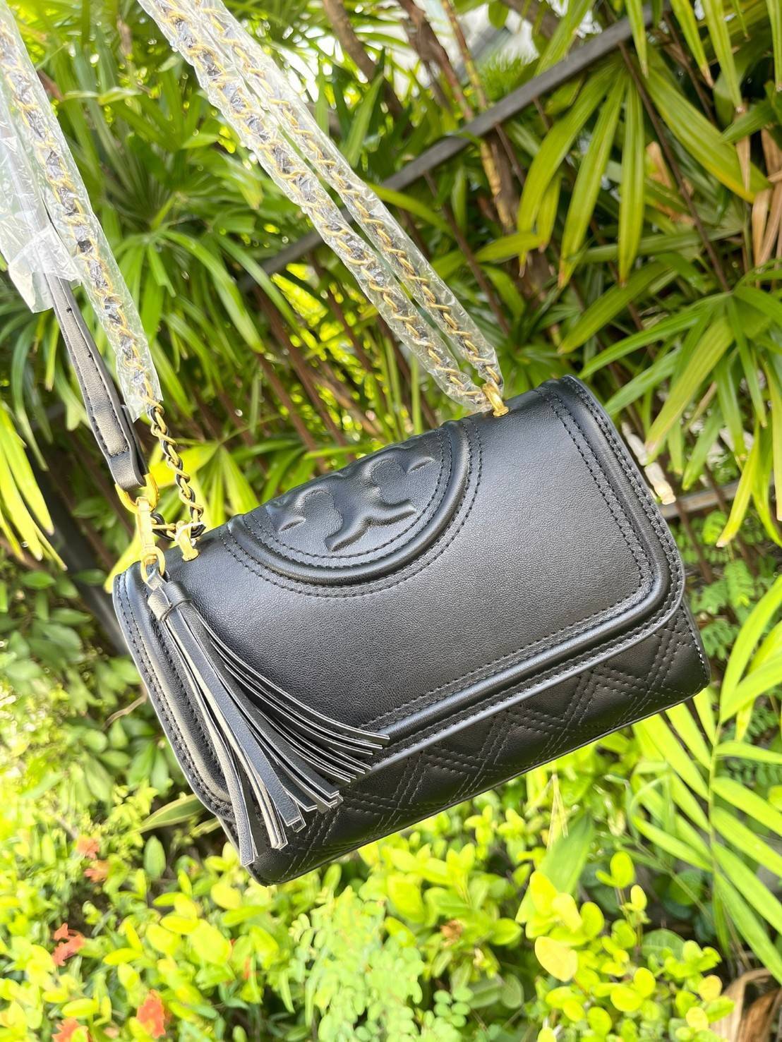 TORY BURCH Fleming Convertible Shoulder Bag ดีไซน์น่ารัก ดูแพงไม่เป็นรองใคร ใช้ได้ทั้งทั่วไปและออกงาน สาว ๆ คนไหนที่กำลังมองหากระเป๋าสะพายไหล่น่ารัก ๆ สักใบที่มีดีไซน์โดดเด่น สะดุดตาล่ะก็ไม่ควรพลาดกับ Collection นี้เลยค่ะ เพราะ Fleming นั้นเป็นรุ่นที่เรีย