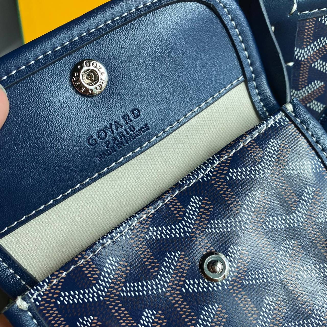 ori GOYARD saint louis mini tote reversible bag / GOYARD ANJOU TOTE MINI กระเป๋าทรงโท้ตมินิ ใช้ได้สองด้านเป็นหนังแท้เกรดดีทั้งใบ ทำให้การใช้งานได้ทนทานกว่า พิมพ์ลายคมชัด ขนาดกำลังน่ารัก ภายในโล่งกว้าง ใส่ของได้เยอะพอสมควรเลยค่ะ ดีไซน์ทรงสวยน่าใช้ แค่ถ