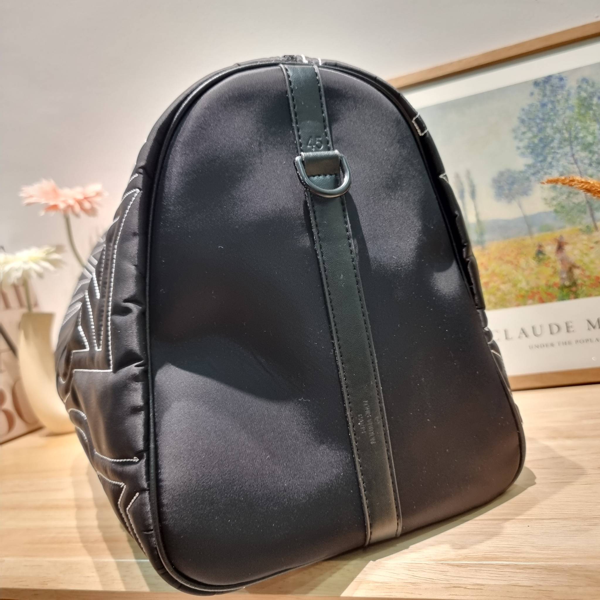 LV KEEPALL 50B SNOW BAG กระเป๋าเดินทางสุดคลาสสิค ประจำฤดูกาล Winter 2022 สไตล์สปอร์ต ทึ่ใครๆก็เฝ้ารอ ไอเท็มที่จะทำให้การเดินทางไม่ธรรมดาอีกต่อไป ด้วยดีเทลความเป็นเอกลักษณ์ เรียบแต่หรู ดีไซน์ลายปักความเป็นเอกลักษณ์ผสาน ลวดลายโมโนแกรมฟลาวเวอร์ ลงบนผ้าไนลอนร