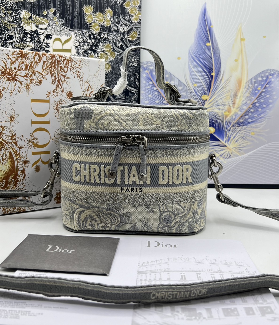 18cm Small DiorTravel Vanity Case กระเป๋าใส่เครื่องสำอาง มาพร้อมกับลวดลาย Oblique ปักอย่างประณีตและประดับด้วยสัญลักษณ์ Christian Dior Paris มาพร้อมสายสะพายและหูจับในตัว ปรับเปลี่ยนใช้งานได้ตามสไตล์