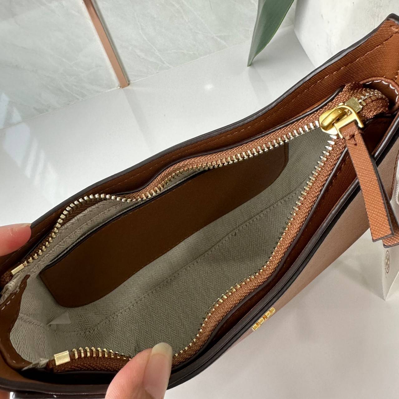 TORY BURCH EMERSON ZIP SHOULDER BAG 137416 / TORY BAG พร้อมส่ง 3 สี กระเป๋าสะพายไหล่ / คล้องแขน หนังซาเฟียโน่ ทนทาน