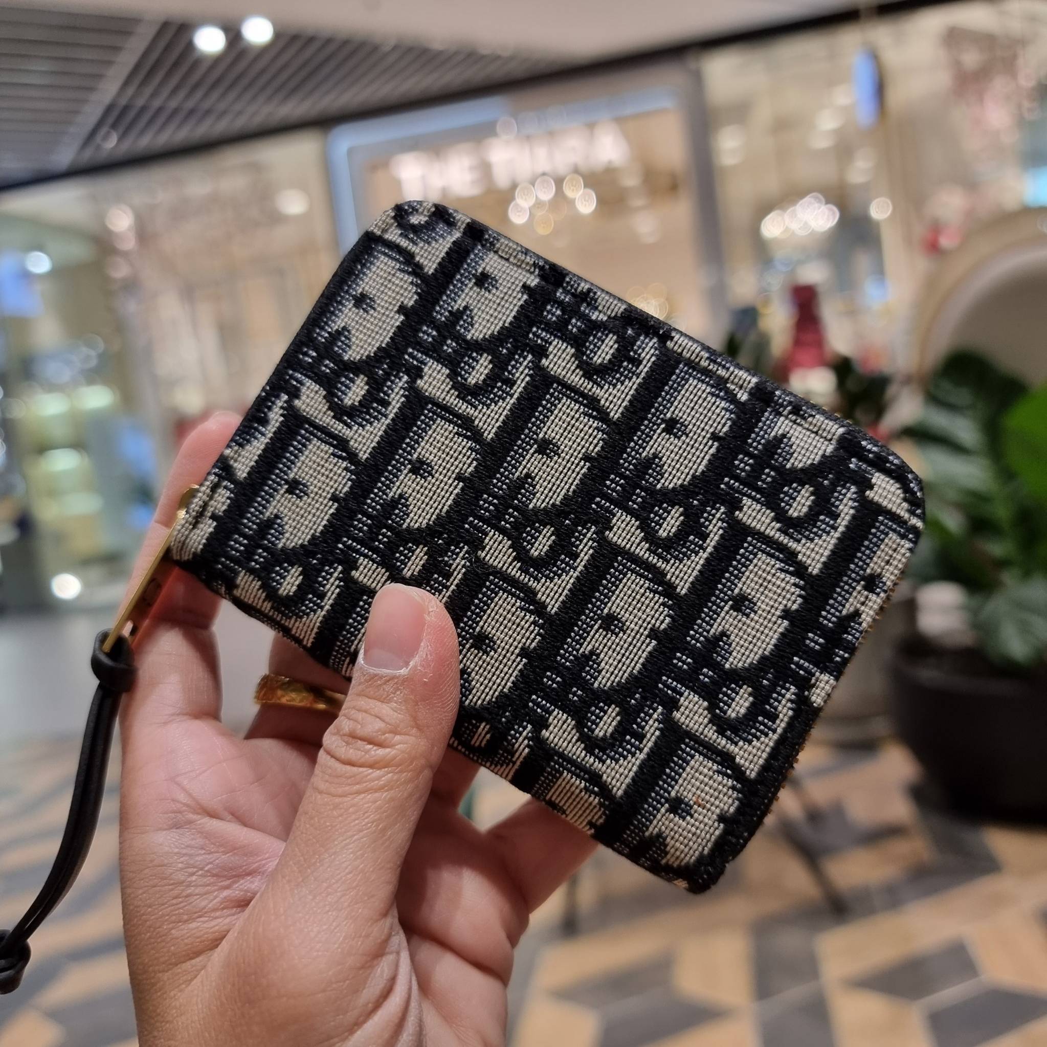 VIP 】CD ZIP AROUND SHORT WALLET WITH GWP กระเป๋าสตางค์ใบสั้นซิปรอบ พรีเมี่ยมกิ๊ฟจากเคาน์เตอร์ วัสดุผ้าแคนวาสปักลาย สลับหนังแท้ภายใน ดีไซน์เรียบหรู ผู้ดีที่สุด!! ภายในมีช่องใส่บัตร ใส่ธนบัตรได้ (แบบพับ) หรือจะพกไว้ใส่เหรียญ สะดวกใช้มากๆ มาพร้อม box set ในร