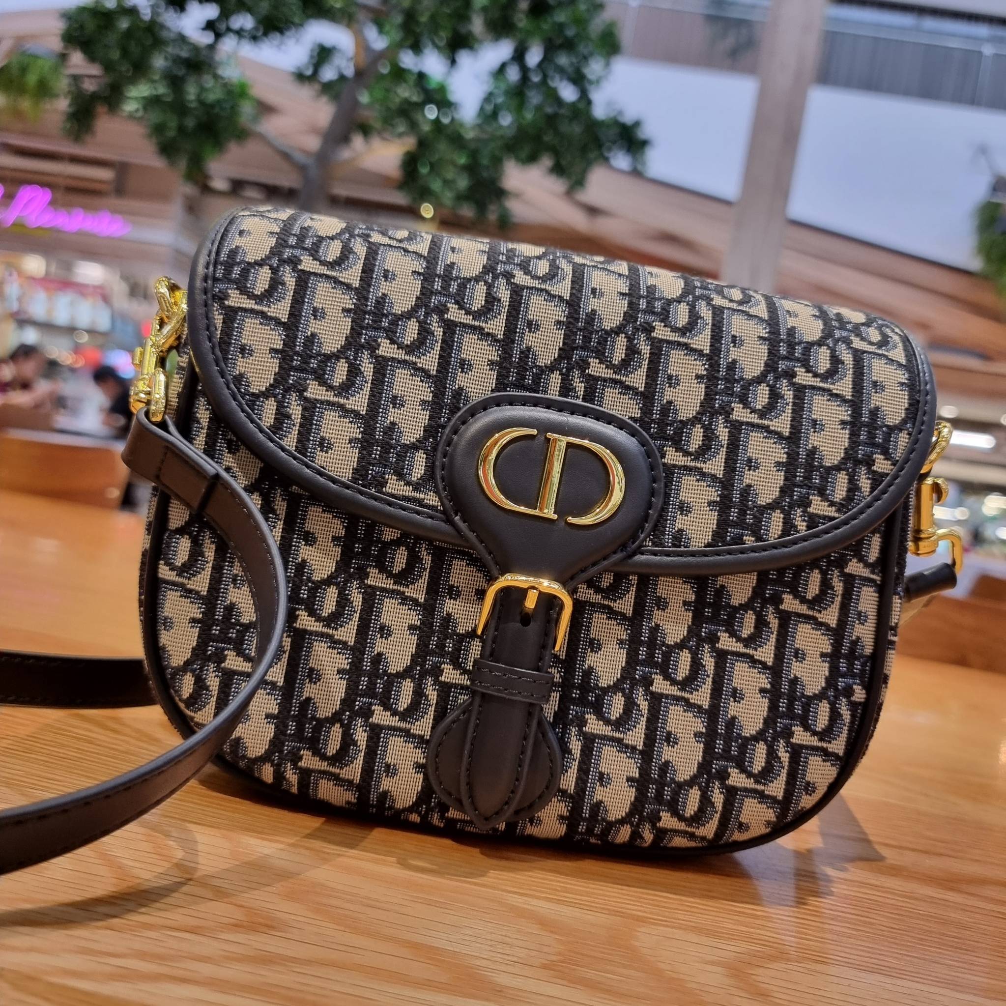 DIOR CD MEDIUM BOBBY BAG กระเป๋าสะพายข้างพรีเมี่ยมกิ๊ฟทรงสวย ดีไซน์ย้อนยุค เป็นเอกลักษณ์ไม่เหมือนใคร เปิด-ปิดด้วยกระดุมแม่เหล็ก ใช้งานง่าย อะไหล่ทองดูหรู ภายในเป็นช่องโล่ง มาพร้อมสายสะพาย crossbody ถอดออกได้ ปรับได้ จะถือเป็นคลัทช์ออกงานก็ได้ สะพายไปทำงาน