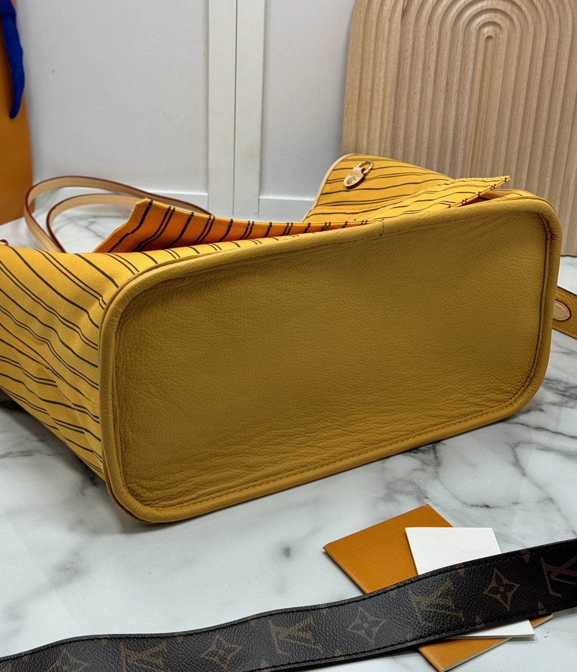 LV Neverfull Bandoulière Inside Out MM กระเป๋าทรงโท้ทรุ่นใหม่ล่าสุด ใช้ได้ 2 ด้าน ภายในสีสดใสมีชีวิตชีวา เป็นการรังสรรค์สุดท้าทายครั้งใหม่ของกระเป๋ารุ่นไอคอนิกจากหลุยส์ ที่สุดของความหรูหรา