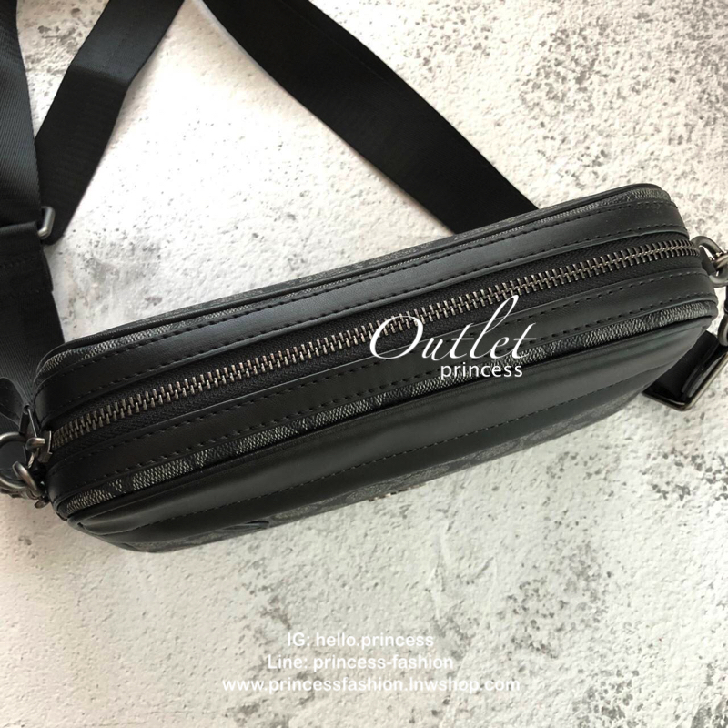 กระเป๋าสะพาย COACH ด้านหน้ามีช่องซิปใส่ของ 1 ช่อง ด้านบนเปิด - ปิดกระเป๋าด้วยซิป ด้านในโล่ง มีช่องใส่ของ 2 ช่อง ด้านหลังเปิด - ปิดด้วยกระดุมแม่เหล็ก มีช่อง 1 ช่อง สายสะพาย สามารถถอดและปรับได้ Free Size ค่ะ