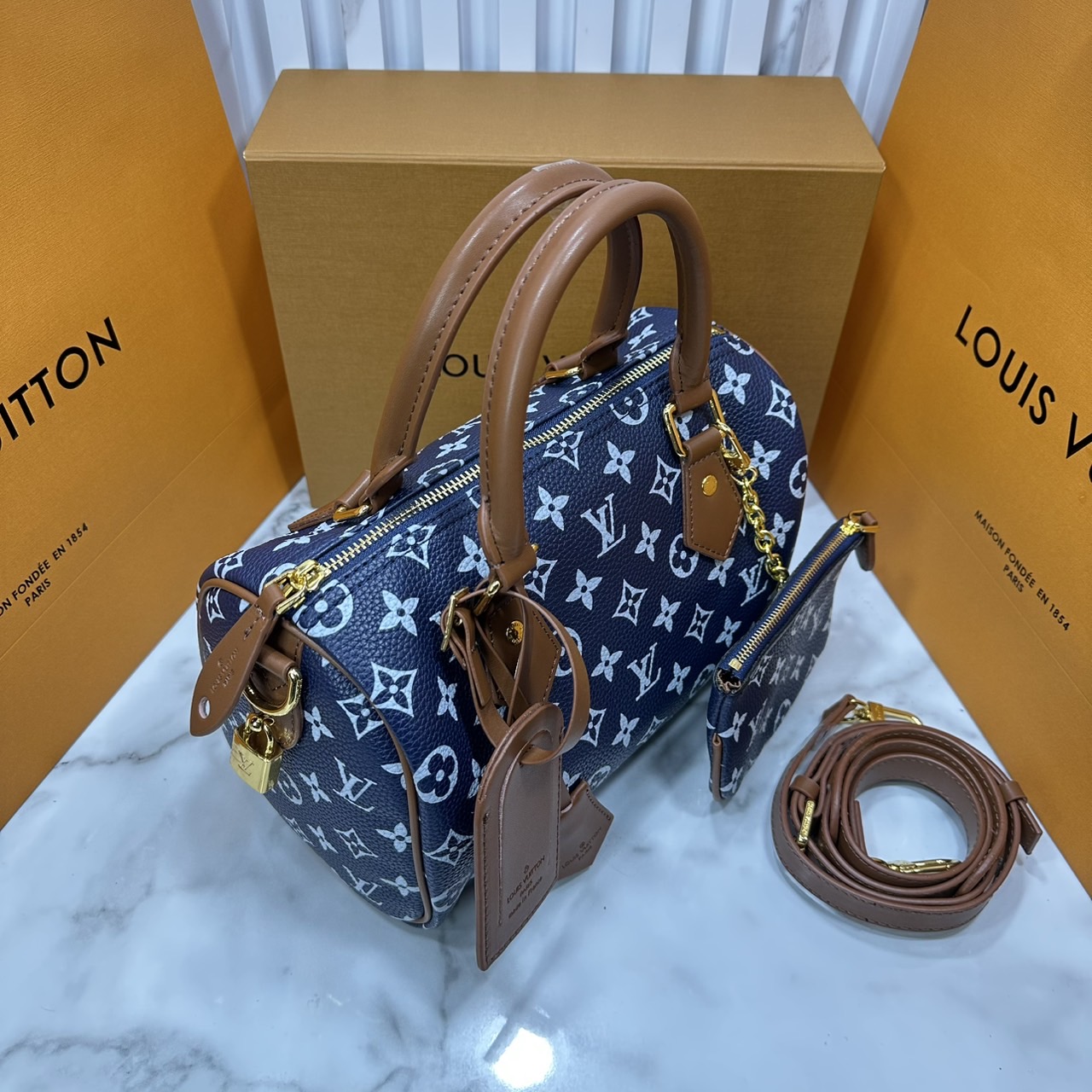 ORI หนังแท้ | LV Speedy P9 Bandoulière 25 Bag กระเป๋าสะพายทรงหมอนสปีดี้ คอลใหม่ล่าสุดหรูหราโดดเด่น รูปทรงใช้งานง่ายสวยตลอดกาล ใช้ได้กับทุกลุค ทุกโอกาส ภายในโล่งกว้างมาก ใส่ของสำคัญได้ครบแน่นอนจ้า