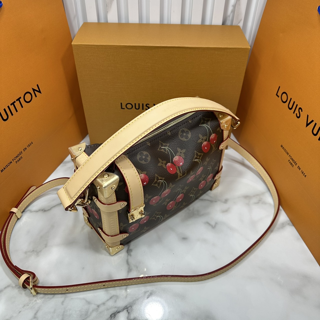 ORI หนังแท้ | LV x TM - Side Trunk MM Bag Monogram cherry canvas กระเป๋าสะพายทรงทรังค์ สะท้อนจิตวิญญาณแห่งความสนุกสนาน แสนมีชีวิตชีวา ด้วยตกแต่งลายเชอร์รี่สดใสงดงามอันเป็นเอกลักษณ์ของศิลปินชาวญี่ปุ่น