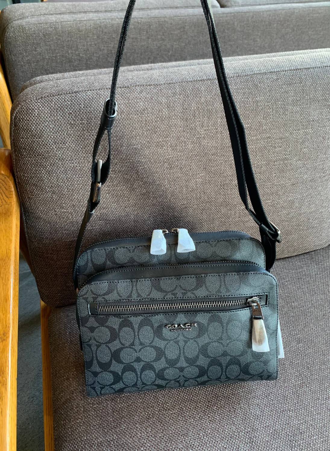 พร้อมสีออกใหม่ ห้ามพลาดค่าา!! COACH WEST CAMERA BAG IN SIGNATURE ((91485)) 🔺กลับมาตามคำเรียกร้องค่าา! กระเป๋าสะพายผู้ชาย((ผู้หญิงก็ใช่สวยทีเดียวค่ะ😘)) หนังแท้ ล่ยหนังCanvasสวยค่ะ มีช่องซิปหน้า//ช่องซิปกลางกว้าง//ช่องหลักแบบซิปคู่ ใส่สัมภาร