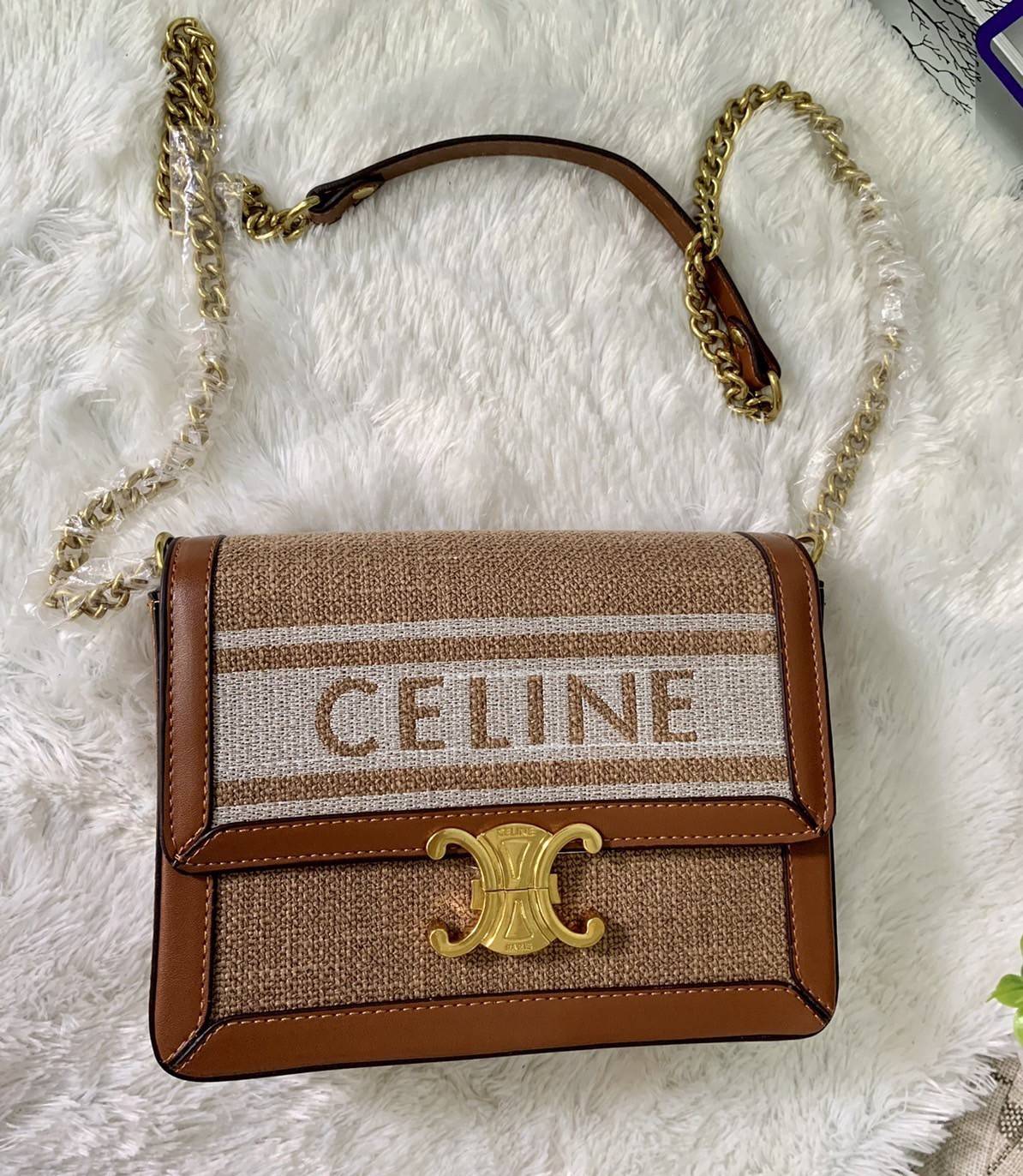 CELINE TRIOMPHE BAG VIP GIFT WITH PURCHASE (GWP) พรีเมี่ยมกิ๊ฟ Limited Edition จาก CELINE PERFUME DUTYFREE COUNTER วัสดุ Textile Canvas & CalfSkin ดีไซน์ทรงสี่เหลี่ยมผืนผ้า อะไหล่ทอง ด้านหน้าปักโลโก้แบรนด์เด่นชัด ด้านหลังมีช่องสำหรับใส่ของอีก 1 ช่อง สายสะ