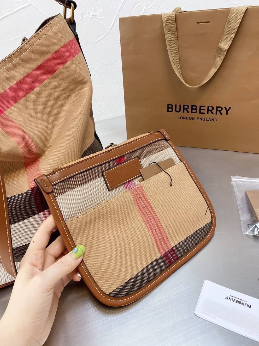 Burberry Ashby In Canvas Check And Leather / BURBERRY VINTAGE CANVAS BUCKET BAG 10" กระเป๋าถือทรงโท้ทผ้าแคนวาสพิมพ์ลายแบรนด์มาพร้อมสายยาวสายหนังแบบถอดใช้งานได้ วัสดุผ้าCanvas เนื้อหนาซับในอย่างดี ลายแบรนด์สวยมากคะ