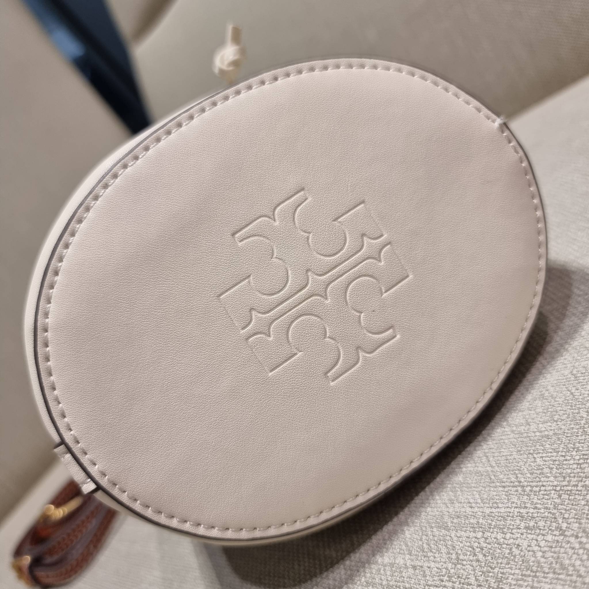 TORY BURCH T MONOGRAM LASER-CUT MINI BUCKET BAG ใจบางที่สุดกับคอลเลคชั่นนี้ กับกระเป๋าสะพายทรงบัคเก็ต ไซส์มินิ รุ่นชูโรงสุดฮิต ที่เพิ่มดีเทลความแพงด้วยการฉลุลวดลายโมโนแกรมรอบใบ ถักทอเป็นเส้นลายสานที่สวยงามมาก งานฝีมือจริงๆ วัสดุหนัง cowhide รูดเปิด-ปิดด้ว