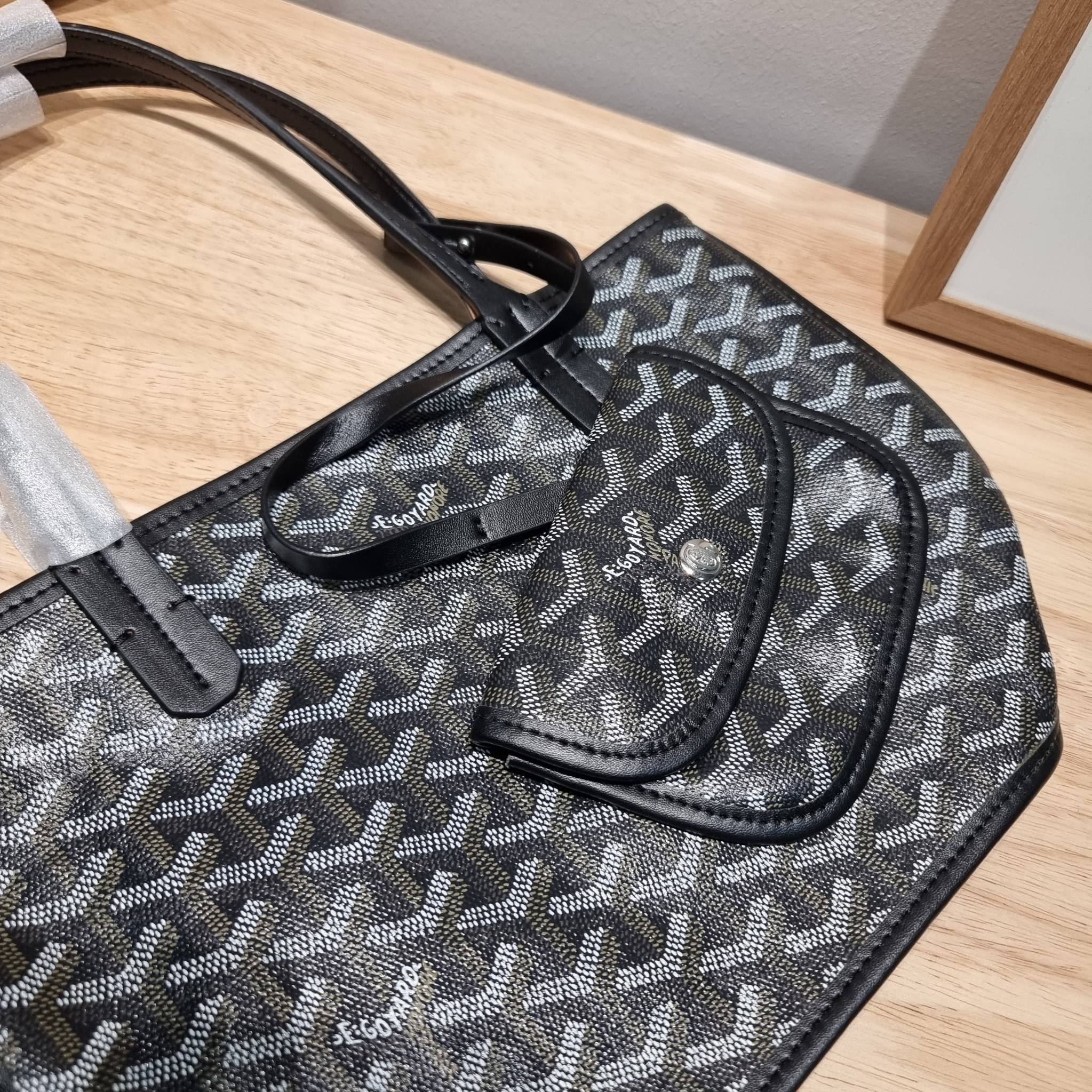GOYARD MINI ANJOU REVERSIBLE TOTE ฮอตไอเท็ม กับกระเป๋าสะพายทรงโท้ท ไซส์มินิ กะทัดรัดมาก มาครบสีขายดี เลิศทุกสี รูปทรงคลาสสิค ดีไซน์เป็นเอกลักษณ์ ใช้งานได้หลากหลาย สามารถกลับด้านใช้ได้แบบไม่มีเบื่อ