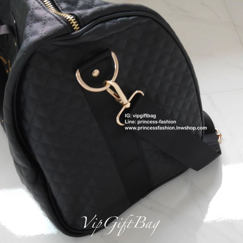 CHANEL VIP GIFT TRAVEL BAG (L) กระเป๋าเดินทางแบบถือไซส์ใหญ่ พรีเมี่ยมกิ๊ฟของเเท้จาก CHANEL วัสดุหนังสังเคราะห์ ลายตารางเนื้อหนาสีดำ เต็มใบ ด้านในเปิดปิดด้วยซิปที่จับหนัง ด้านในมีช่องซิิปอีกหนึ่งช่องใส่เสื้อผ้าได้มากกว่า 3-4 ชุด สายสะพายยาวแบบผ้า ด้านล่างร