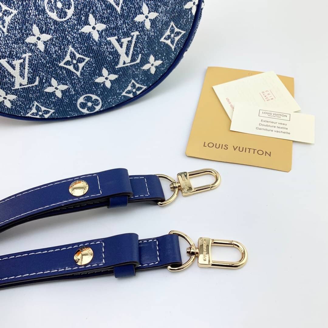 LV Loop Navy Blue Denim Jacquard textile lining / LOUIS VUITTON MONOGRAM LOOP BAG กระเป๋าทรง half-moon Loop พร้อมส่งกระเป๋าทรง half-moon Loop ที่รังสรรค์ออกมาได้สวย เก๋ และดูดีมากๆ ใบจริงสวย น่าใช้มากๆ ได้กับทุกๆวัน ตลอดวันเลยจริงๆ สินค้าเข้าใหม่ แนะนำ ห้
