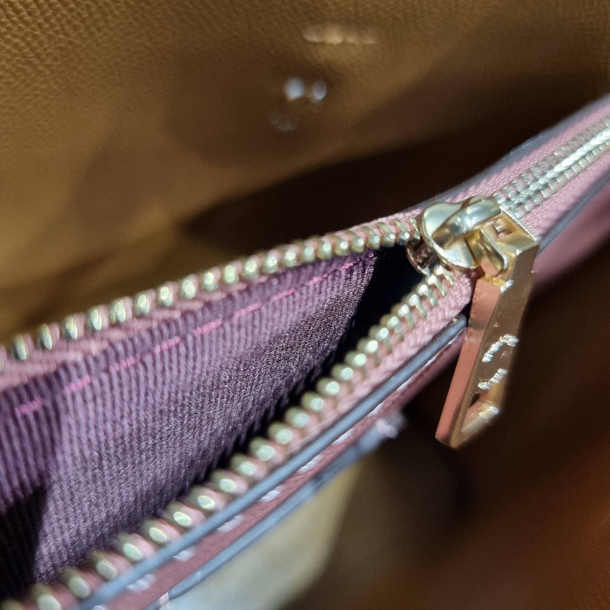 COACH C8612 MOLLIE TOTE 25 IN SIGNATURE CANVAS WITH MYSTICAL FLORAL PRINT คอลใหม่ล่าสุด ยังไม่เข้า shop ไทย สวยๆแบบไม่ต้องรอพรีฯให้ยาวนาน กับกระเป๋าโท้ทไซส์เล็กที่สาวๆต่างก็ต้องปักใจรัก สวยสมใจ ดีไซน์ลวดลายดอกไม้ คละเคล้าเต็มใบ ดูละมุน สดใส น่าใช้สุดๆ วัส