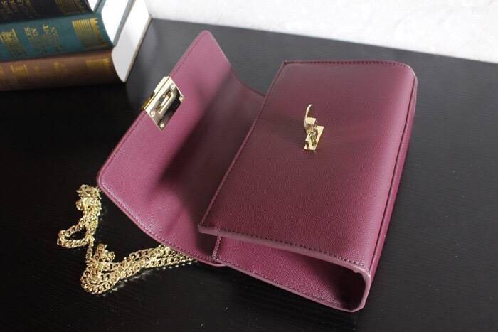 CHARLES & KEITH Stud Detail Clutch กระเป๋าสะพายคอลเลคชั่นใหม่ล่าสุดวัสดุหนังคาเวียร์สวยอยู่ทรง ตัวกระเป๋าประดับด้วยหมุดสีทองสวยเก๋ขนาดกำลังดีน้ำหนักเบา เปิดปิดด้วยฝาปิดตัวล๊อคปั้มโลโก้ด้านหน้า ภายในมีช่องซิปและช่องใส่บัตร มาพร้อมสายสะพายโซ่ยาวสามารถซ้อนสา