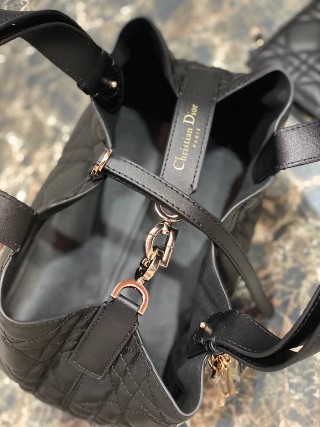 Small 23cm DIOR TOUJOURS BAG Macrocannage Calfskin / DIOR Tote Bag ออริ 1:1 พร้อมส่ง 3 สี กระเป๋าสะพายทรงโท้ท จุของได้เต็มที่ รูปทรงคลาสสิค หนังสวย หรูหราเกินราคา