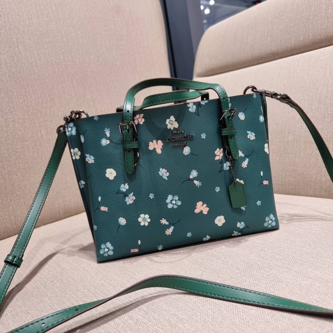 COACH C8613 MOLLIE TOTE 25 WITH MYSTICAL FLORAL PRINT คอลใหม่ล่าสุด ยังไม่เข้า shop ไทย สวยๆแบบไม่ต้องรอพรีฯให้ยาวนาน กับกระเป๋าโท้ทไซส์เล็กที่สาวๆต่างก็ต้องปักใจรัก สวยสมใจ ดีไซน์ลวดลายดอกไม้ คละเคล้าเต็มใบ สีสันสดใส น่าใช้สุดๆ วัสดุหนังแคนวาส ภายในโล่งก