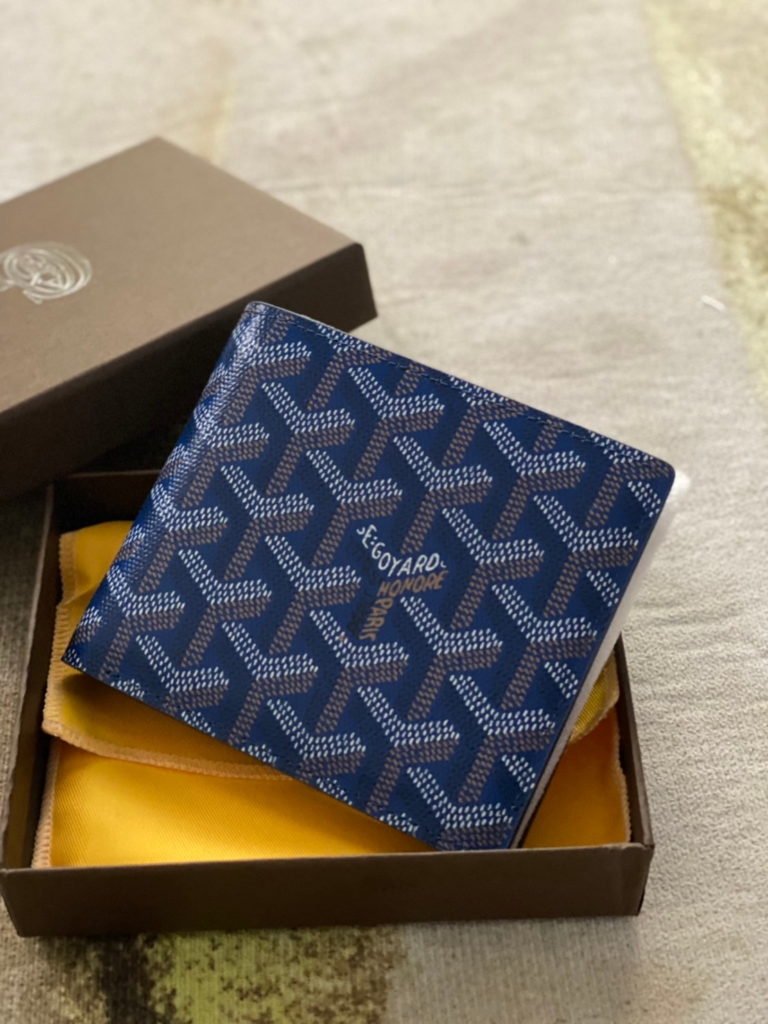 หนังแท้ GOYARD WALLET / GOYARD Victoire Bifold Wallet พร้อมส่งที่ไทย กระเป๋าสตางค์ผู้ชายใบสั้น พร้อมส่ง 6 สี พร้อมกล่องแบรนด์สวยหรูน่าใช้มากค่ะ อีกรุ่นที่ยอดขายไม่เคยตก 🤑🤑 ใบจริงดูผู้ดี ดูแพง!! ภายในมีช่องใส่บัตรได้เยอะ ใส่ธนบัตรได้ทุกใบ ห