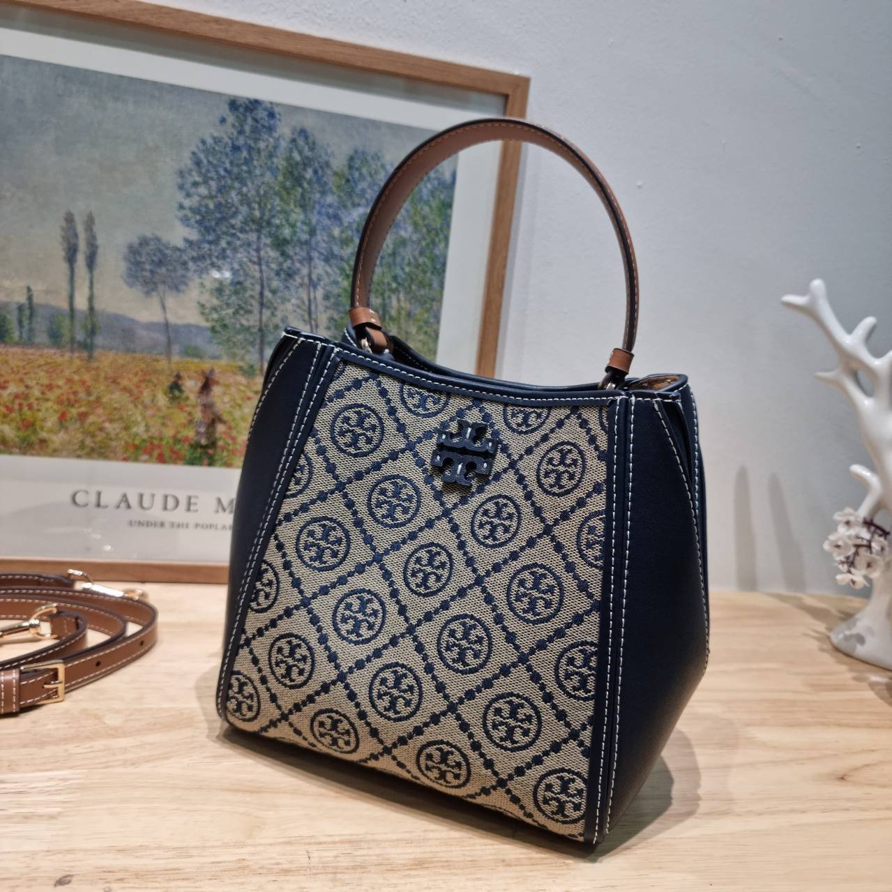 TORY BURCH SMALL T MONOGRAM MCGRAW BUCKET BAG กระเป๋าทรงบัคเก็ตโมโนแกรม เกรดออริ สลับแท้ 1:1 ใช้งานต่างประเทศได้