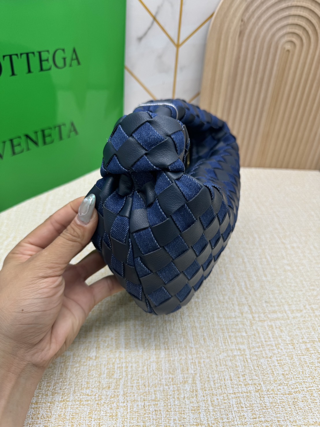 BOTTEGA Denim Mini Jodie Top handle bag 24cm / BOTTEGA Clutch Bag กระเป๋าถือ วัสดุเดินิมคอตตอน ดีไซส์สานมัดปมเป็นเอกลักษณ์ เกรดออริ 1:1 ใช้งานต่างประเทศได้