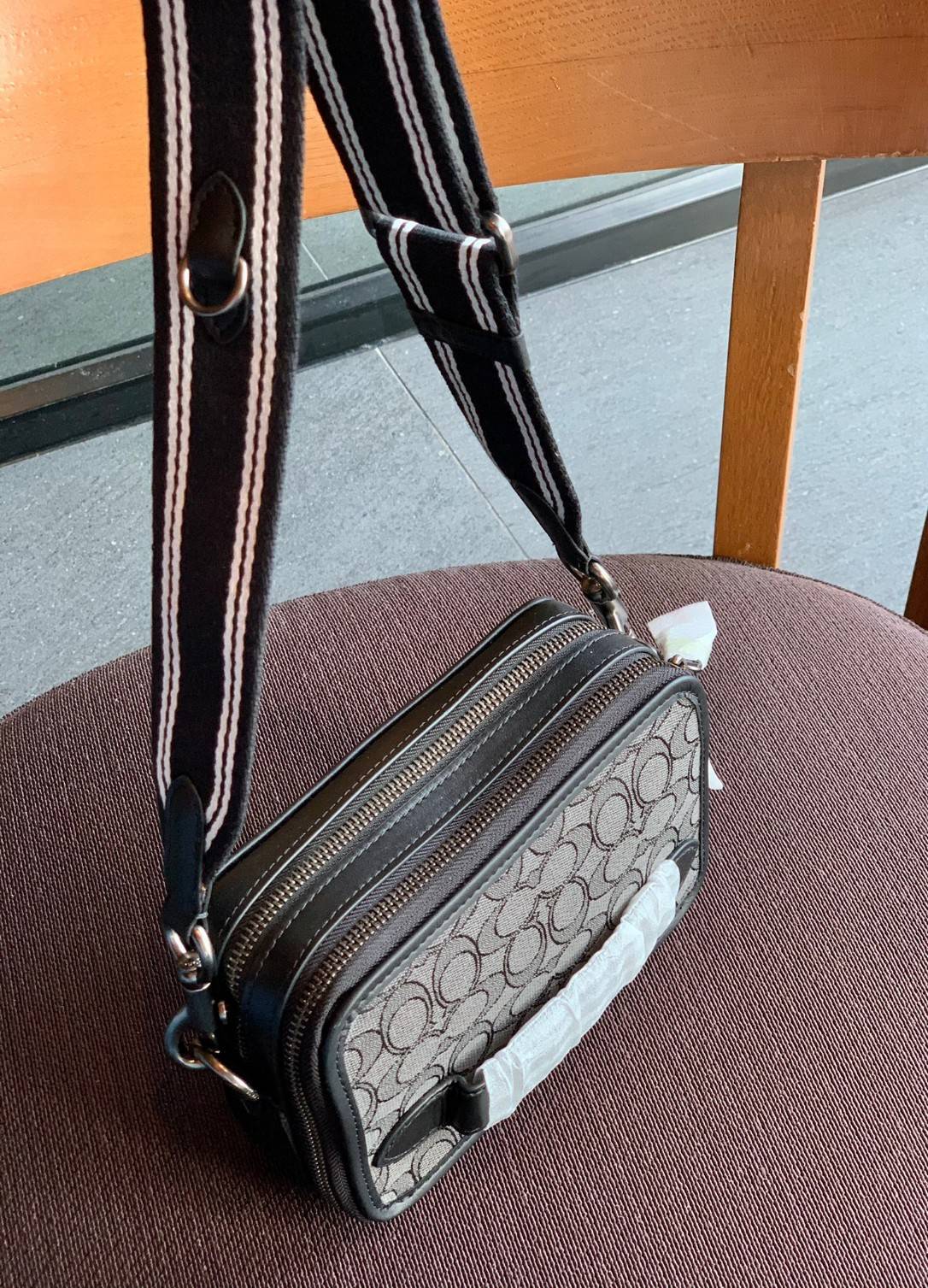 รุ่นสุดคูลล ใช้คู่ได้ทั้งชาย//หญิงเลยค่าา😘 COACH CHARTER CROSS BODY IN SIANATURE JACQUARD((C3780)) 💋พร้อมส่ง สินค้าออกใหม่ ไม่มียังไงไหว!! ✔️กระเป๋าสะพายครอสบอดี้ร์ หรือสามารถสอดมือตรงหนังด้านหน้าถือแบบเก๋ๆได้ด้วยค่าา วัสดุJacquardท