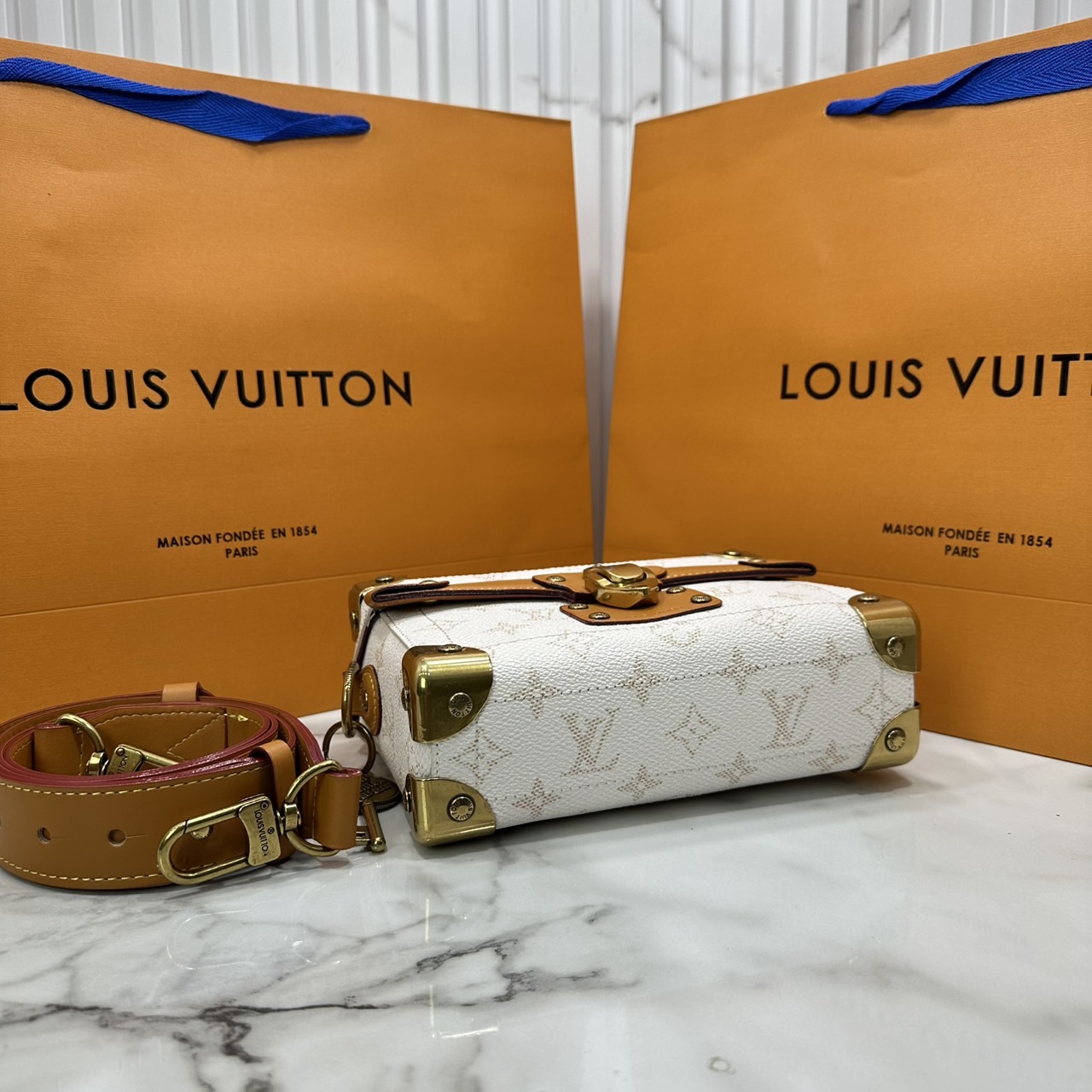 ORI หนังแท้ | LV Soul Trunk Monogram Dust coated canvas Bag กระเป๋าสะพายทรงกล่องโทนสีขาวคลาสสิก รุ่นใหม่สุดไอคอนิก ลายโมโนแกรมสวยงาม สะพายข้างชิคๆ พร้อมตอบรับได้ทุกลุค ทุกสไตล์