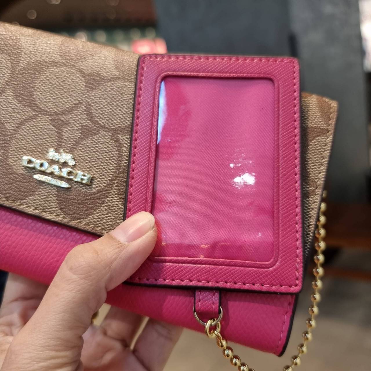 COACH F53763 TRIFOLD WALLET IN SIGNATURE กลับมาแล้วจ้า!! รุ่นขายดี!! 💓 ดีไซน์ใหม่ กระเป๋าสตางค์ใบยาว แถมที่ห้อยใส่บัตรแยกให้ (ถอดออกได้) น่ารักมากๆ ใช้งานง่าย เปิด-ปิดด้วยกระดุม ภายในใส่ธนบัตร ใส่บัตรได้เยอะ ใส่มือถือได้ไปอีก!! จุใจสุดๆ บอกเลยว่าใ