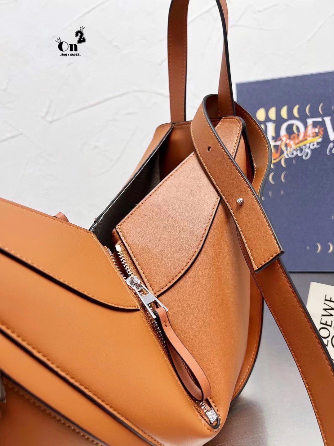 Loewe Hammock Bag / Loewe Small Hammock Leather Bag กระเป๋าถือหรือสะพาย รุ่น Rare items สุดๆ หนังสวยดีไซน์มีเอกลักษณ์ ใบขนาดกำลังดี น้ำหนักเบา สามารถปรับได้หลายทรง ด้านข้างมีซิปปรับขยายได้ ภายในโล่งกว้าง ใส่กระเป๋าสตางค์ กล้อง มือถือ ของใช้ได้เยอะ หูหิ้วห