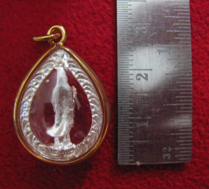 จี้เจ้าแม่กวนอิมปางยืนประทานพรถือดอกบัวและคนโทน้ำทิพย์ทรงหยดน้ำเนื้อเงินพ่นทรายล้อมเพชรเลี่ยมทองไมครอนพร้อมใบคาถาค่ะ