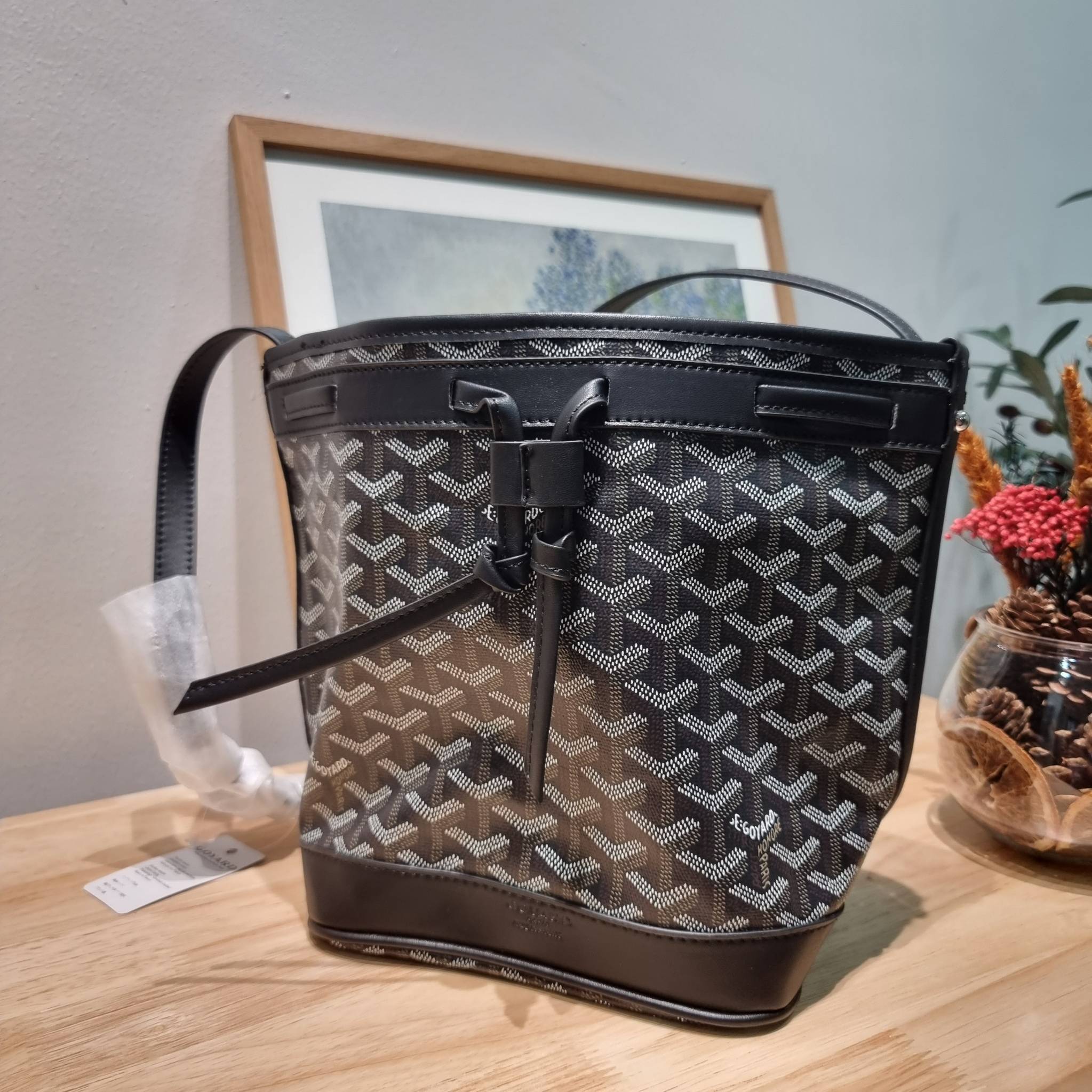 GOYARD PETITE FLOT BUCKET BAG กระเป๋าสะพายทรงบัคเก็ต ที่ดีไซน์สะดวกต่อชีวิตมาก รูปทรงคลาสสิค ดีไซน์เป็นเอกลักษณ์ สดใสทุกสี ดูผู้ดีในตัว วัสดุหนังแคนวาสพิมพ์ลายสวยคม ปากกระเป๋ารูดเปิด-ปิดได้ตามชอบ ภายในเป็นช่องโล่ง ใส่กระเป๋าสตางค์ มือถือ ได้ครบถ้วน มาพร้อ
