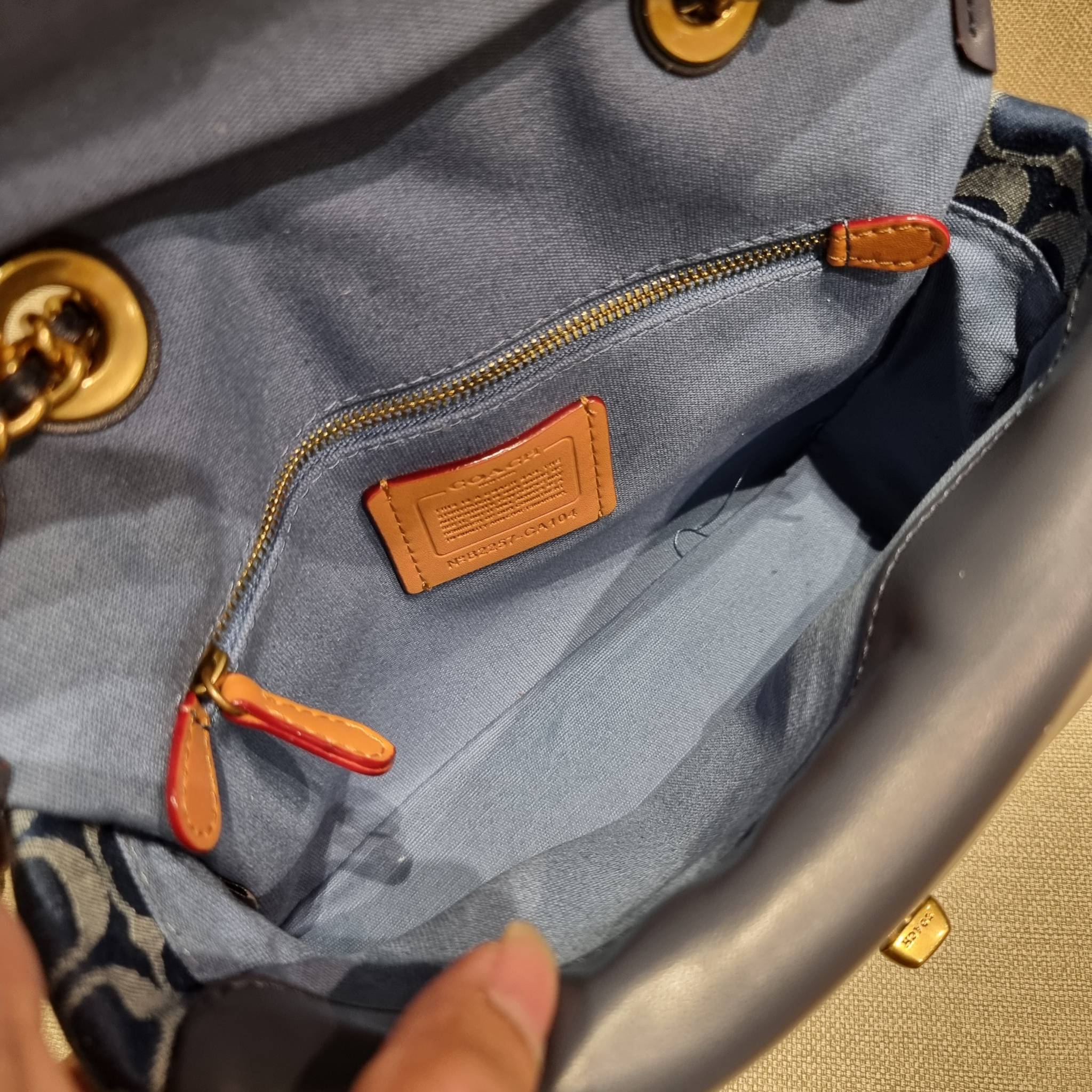 COACH CA104 PILLOW MADISON SHOULDER BAG IN SIGNATURE DENIM WITH QUILTING หรูหราที่หนึ่งต้องยกให้เลย กับไอเท็มนี้ กระเป๋าสะพายดีไซน์สุดล้ำ เดินเส้นสวยคม วัสดุผ้าเดนิม สวยเฉียบ ดูแพง เปิด-ปิดด้วยตัวบิดล็อค ใช้งานสะดวก ด้านหลังมีช่องเก็บของจุกจิกได้ ภายในแบ่